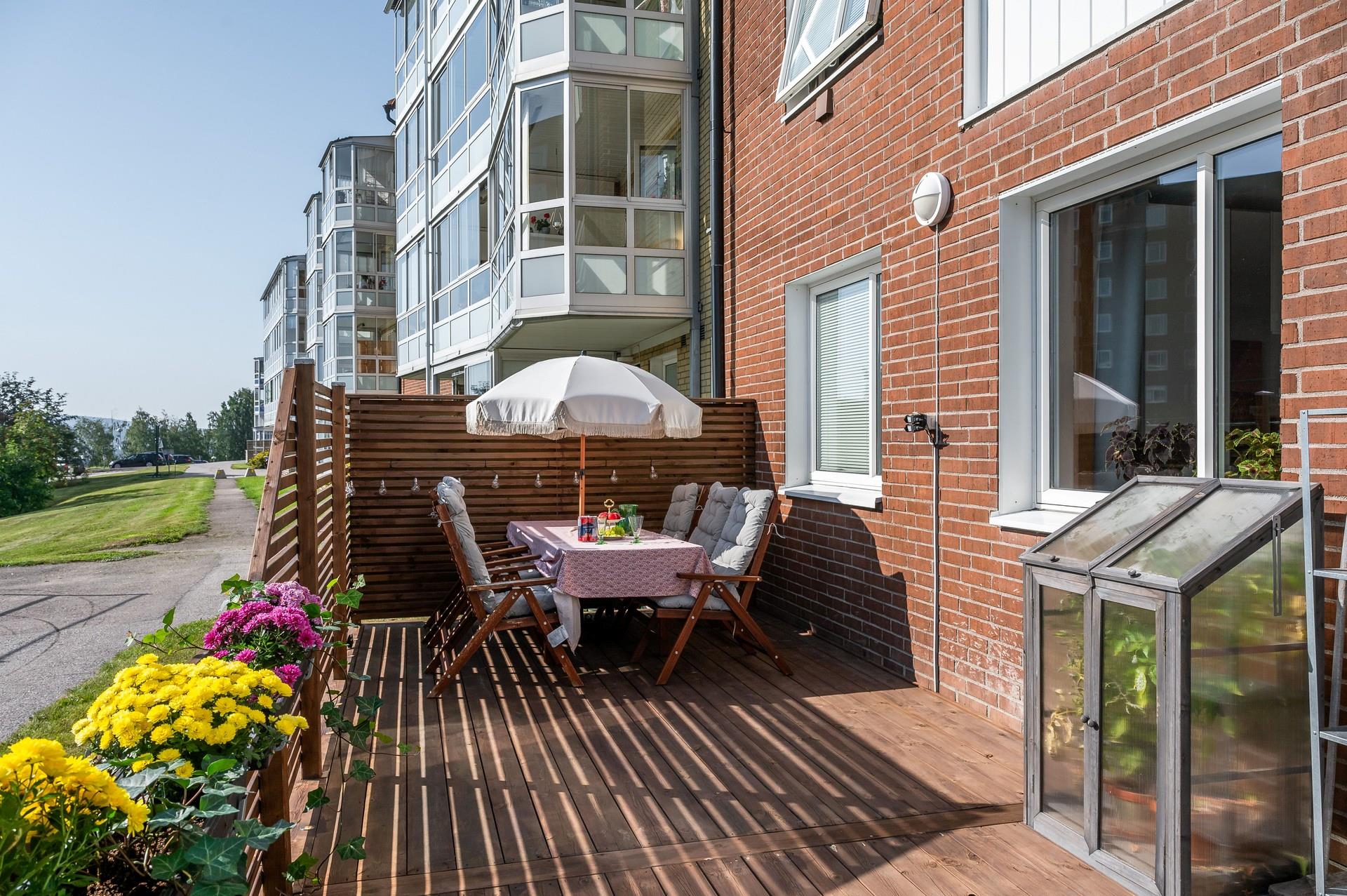 Haga- Lyxigt & både inglasat uterum och altan