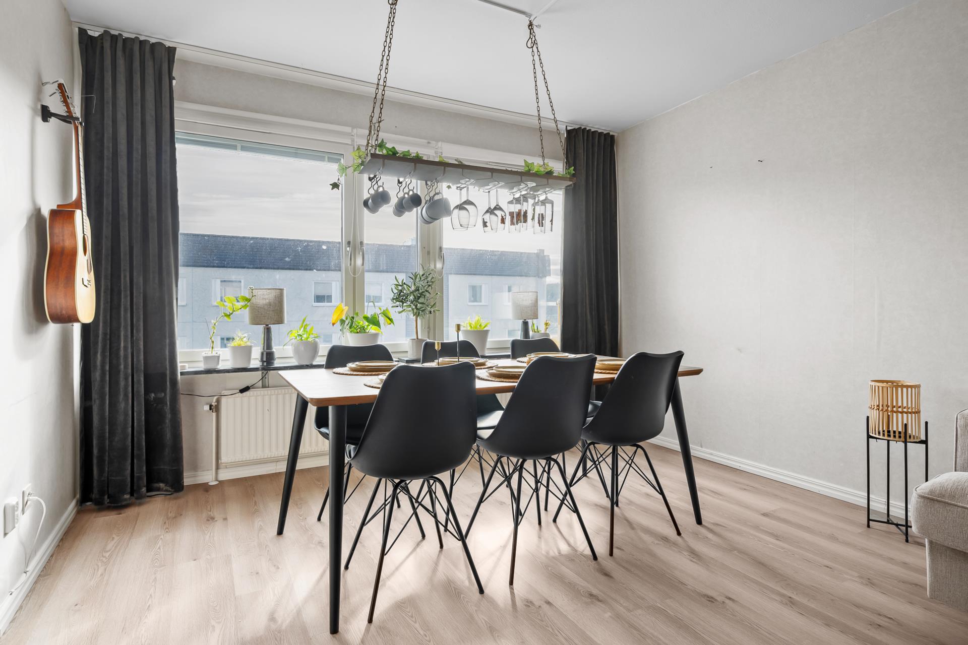 Renoverad trerummare med inglasad balkong i insynsskyddat läge.