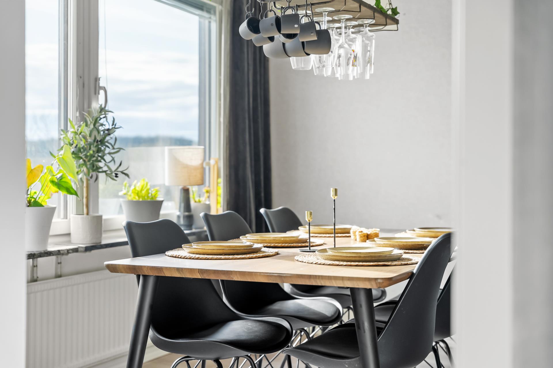 Renoverad trerummare med inglasad balkong i insynsskyddat läge.