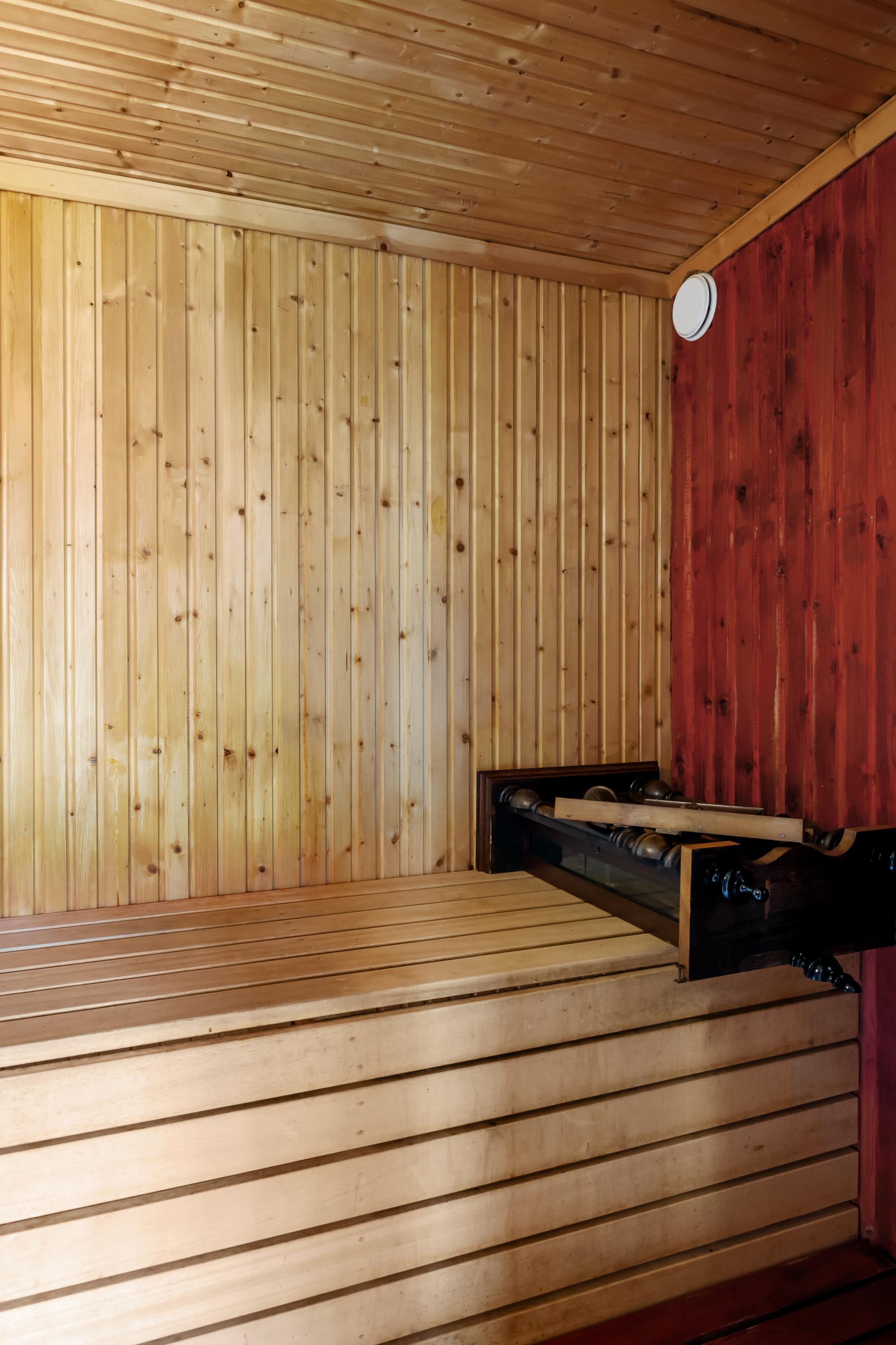 Välkommen till Krokforsvägen – ett hem med lugn, rymd och lantlig charm!