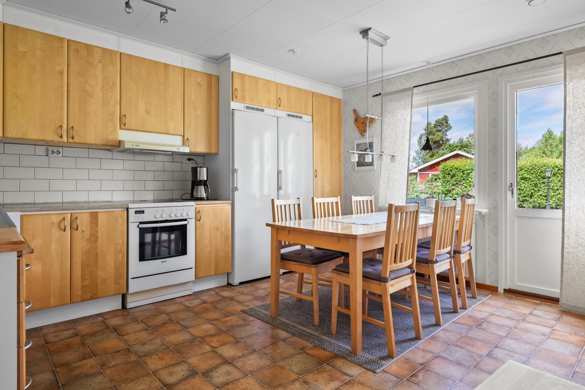 Välkommen till Krokforsvägen – ett hem med lugn, rymd och lantlig charm!