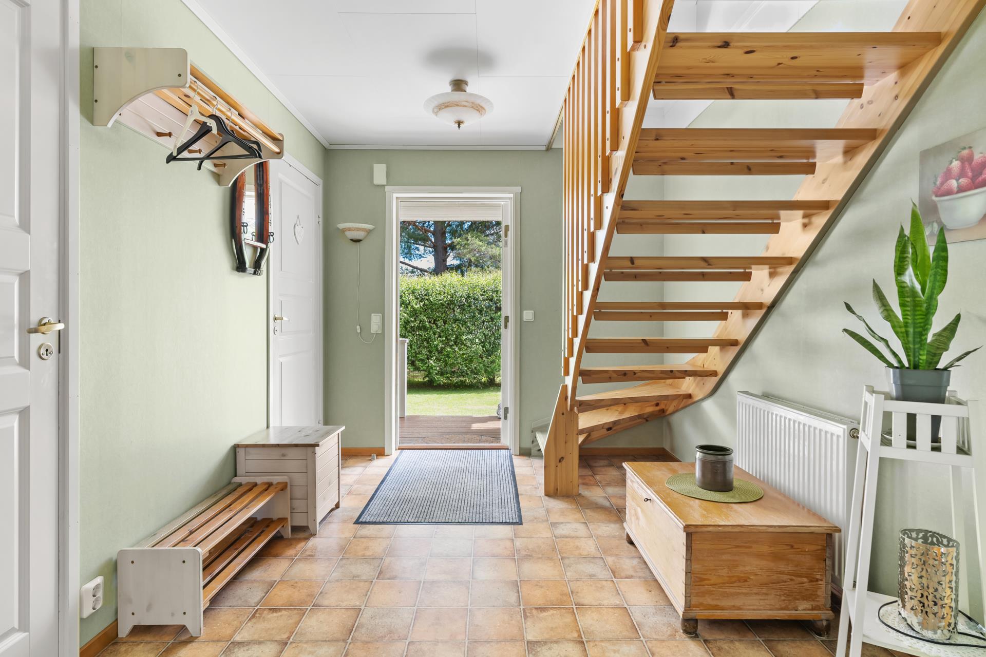 Välkommen till Krokforsvägen – ett hem med lugn, rymd och lantlig charm!