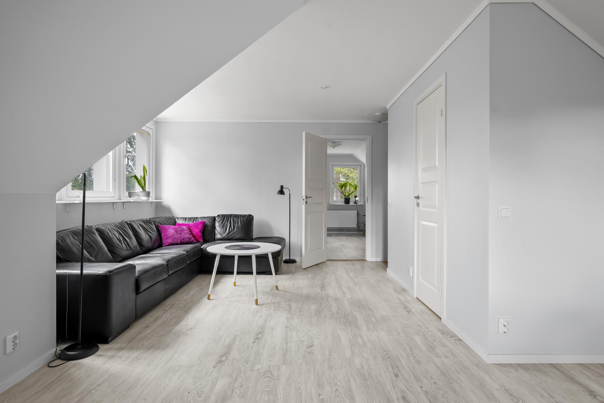 Välkommen till Krokforsvägen – ett hem med lugn, rymd och lantlig charm!