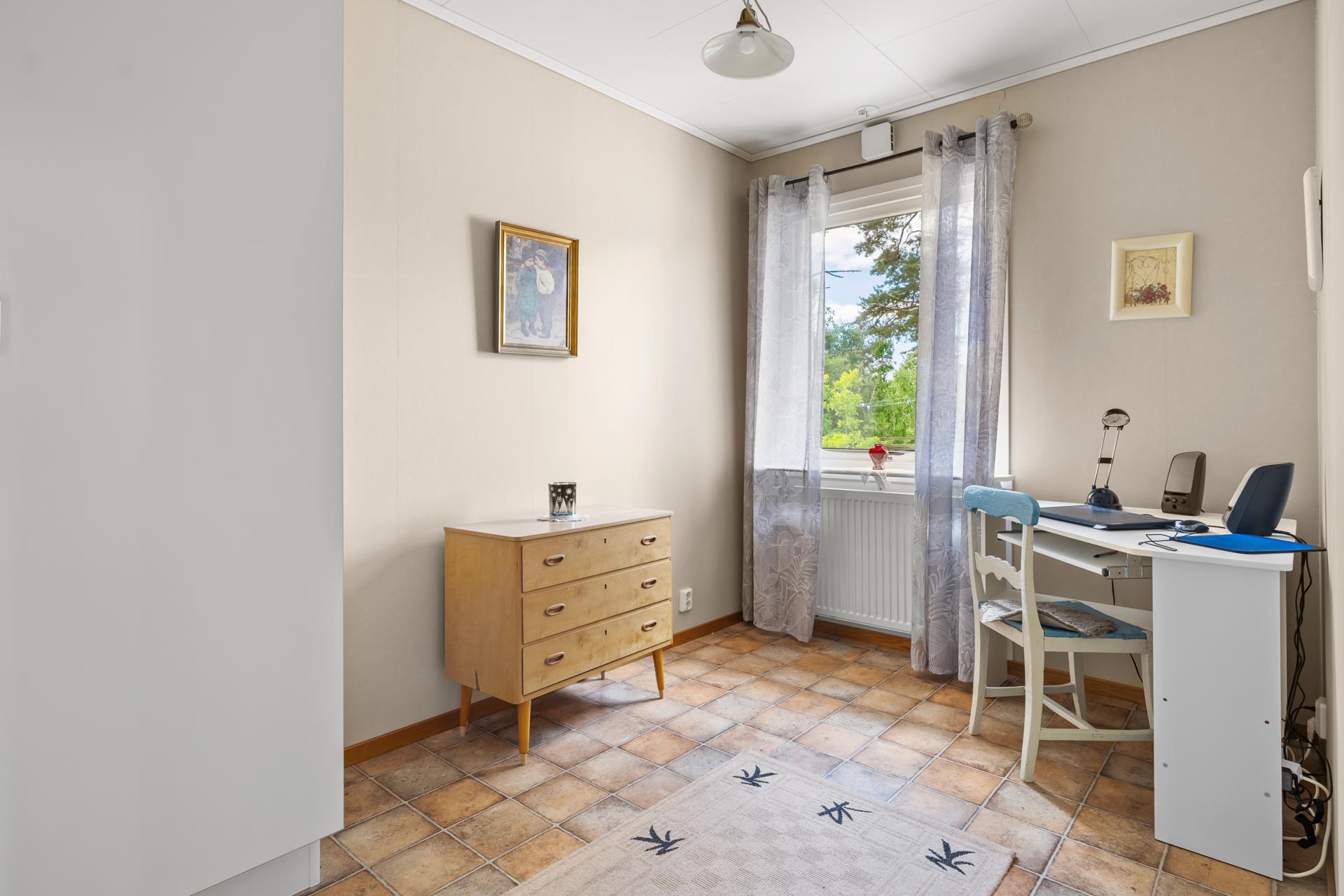 Välkommen till Krokforsvägen – ett hem med lugn, rymd och lantlig charm!