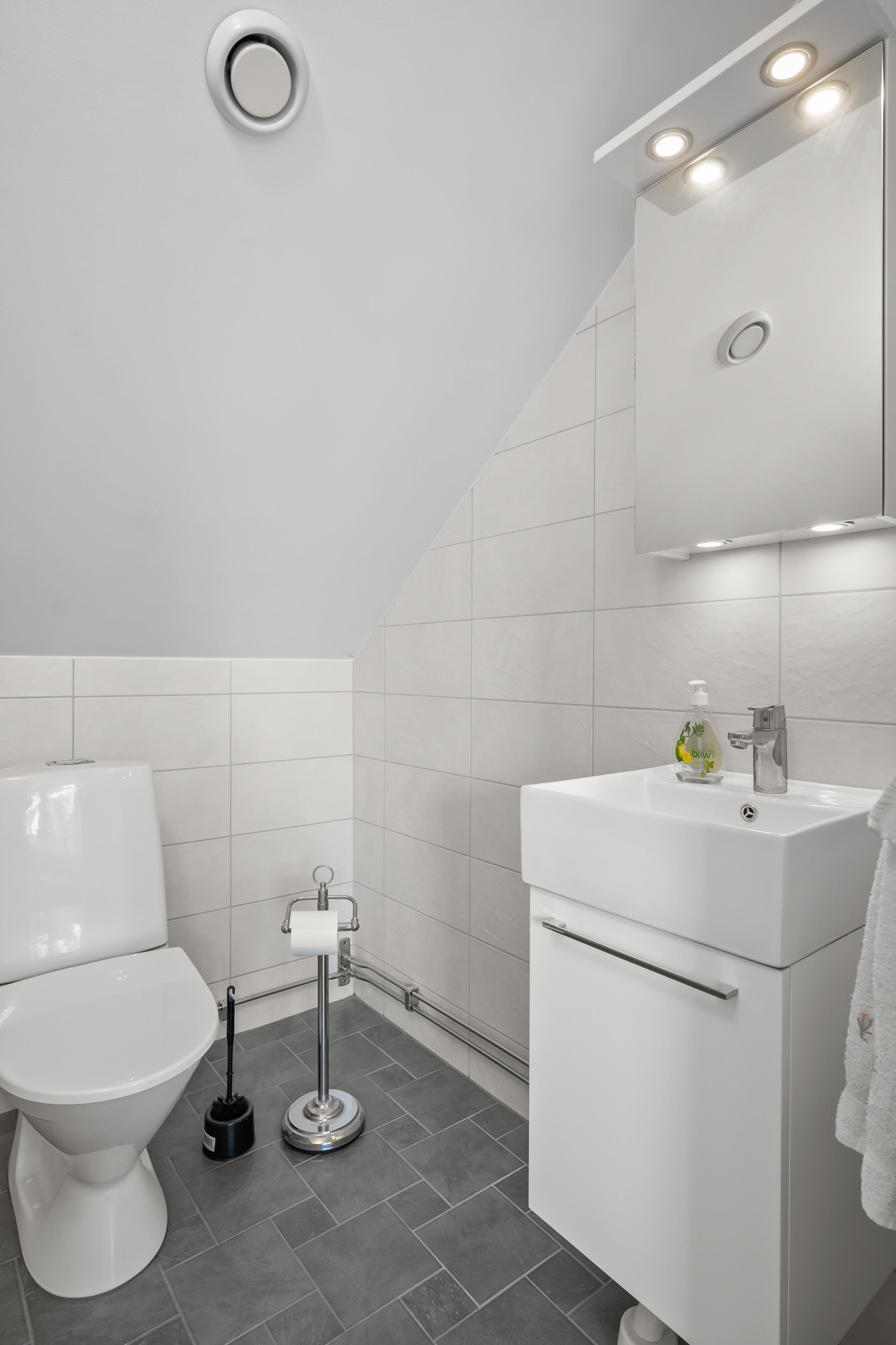 Välkommen till Krokforsvägen – ett hem med lugn, rymd och lantlig charm!