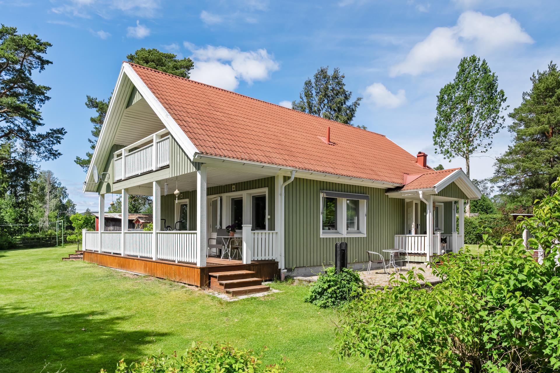 Välkommen till Krokforsvägen – ett hem med lugn, rymd och lantlig charm!