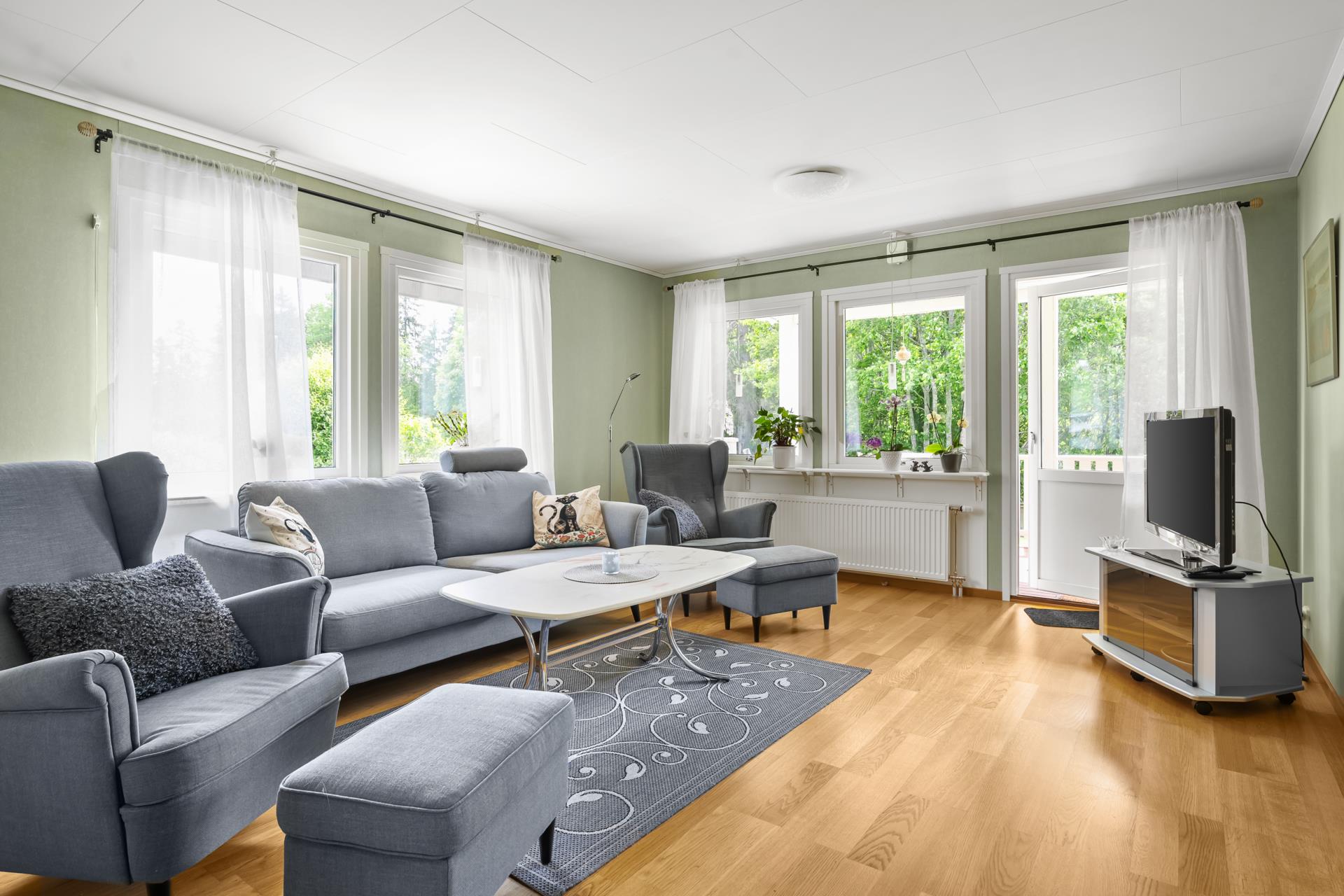 Välkommen till Krokforsvägen – ett hem med lugn, rymd och lantlig charm!