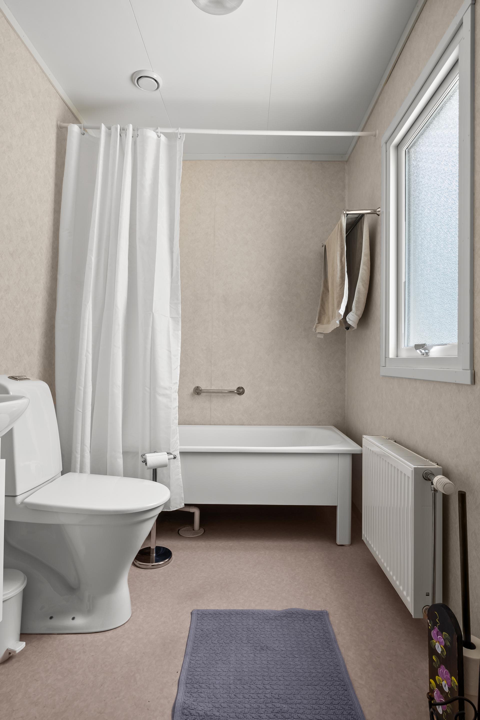 Välkommen till Krokforsvägen – ett hem med lugn, rymd och lantlig charm!