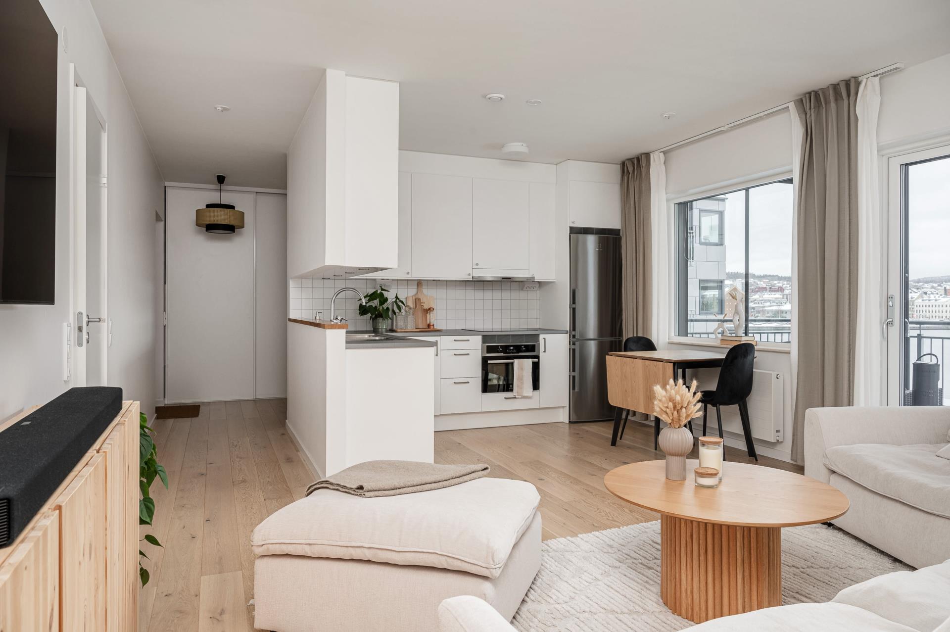 Inglasad balkong och havsutsikt