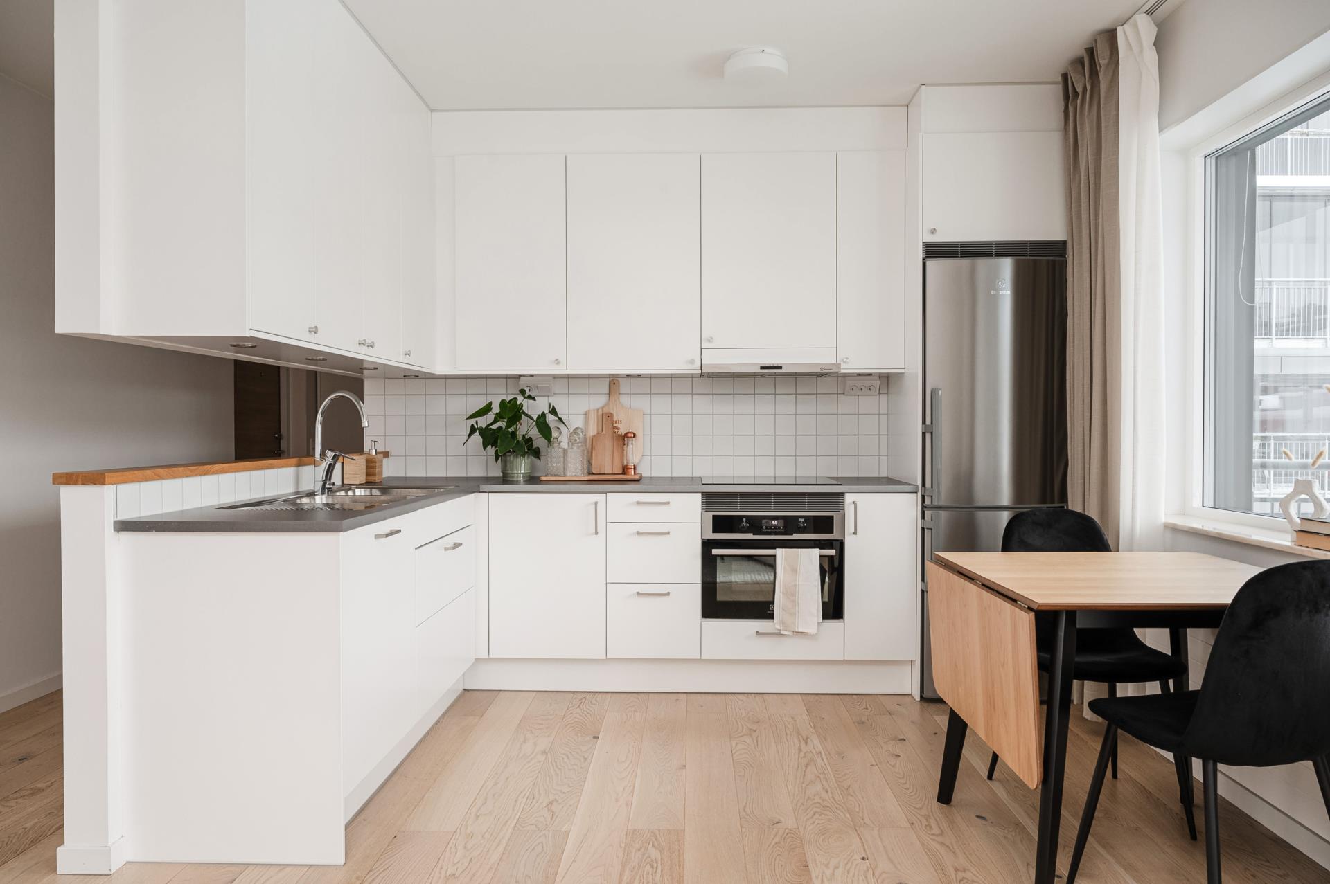 Inglasad balkong och havsutsikt