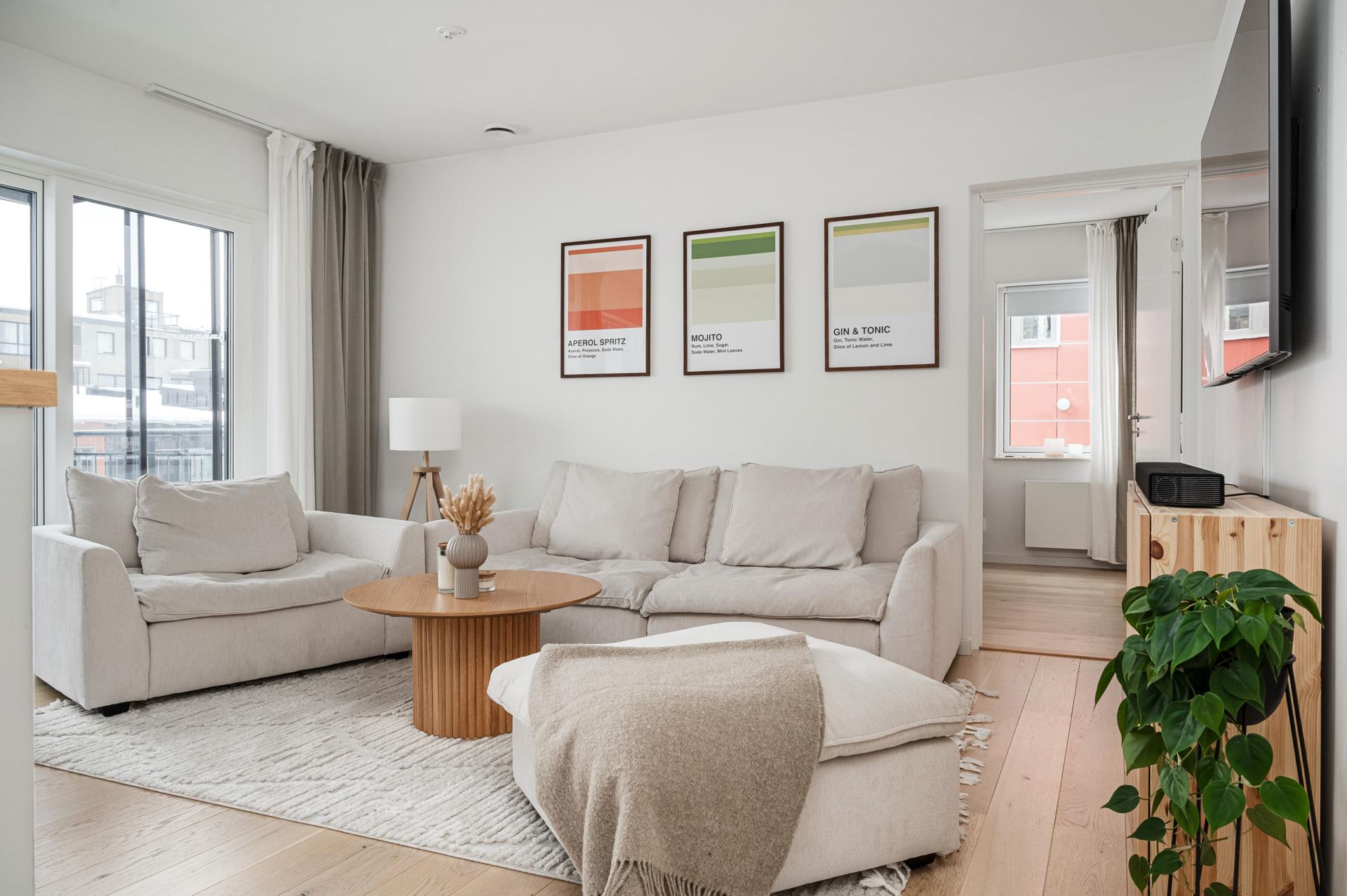 Inglasad balkong och havsutsikt