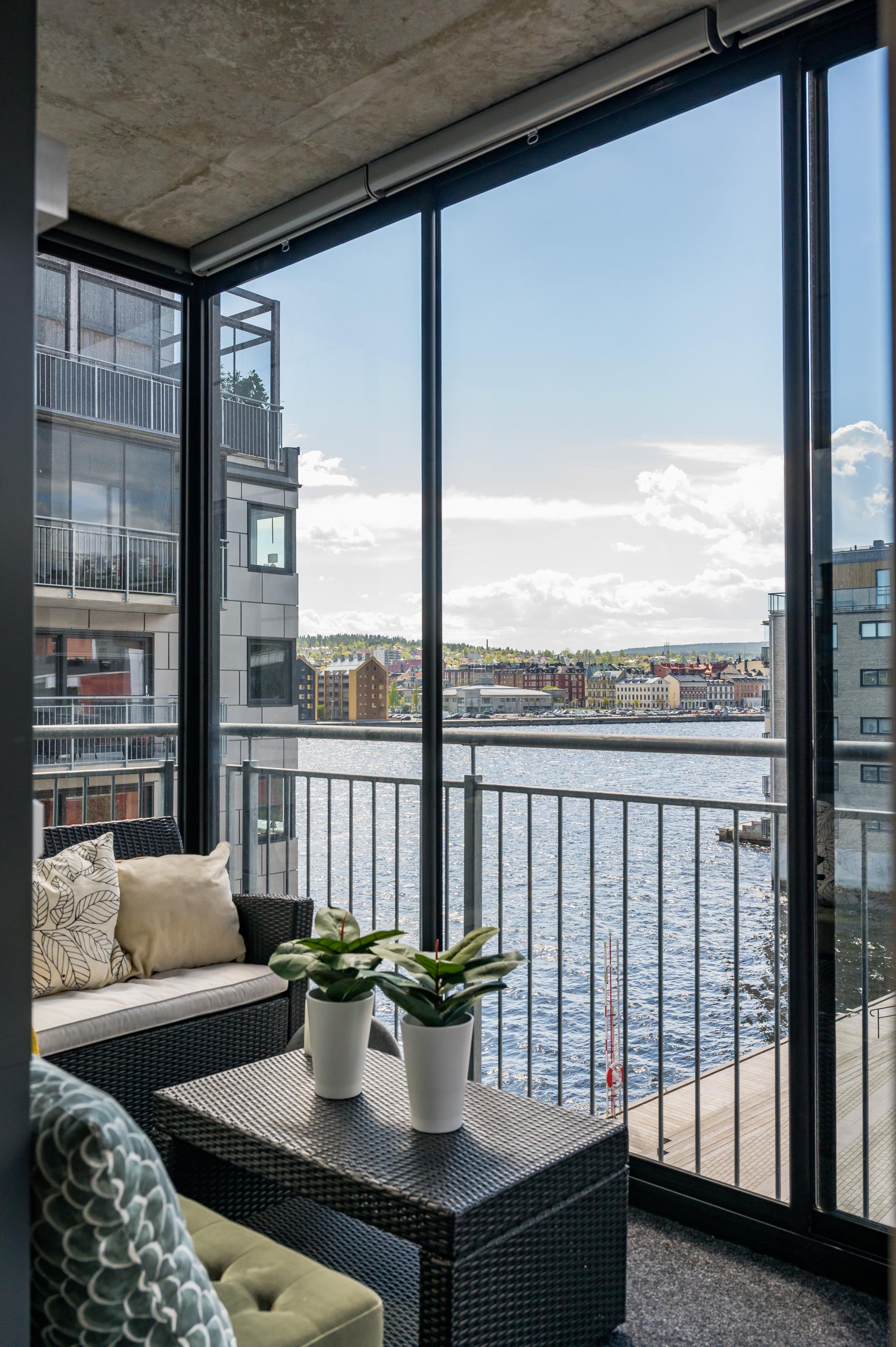Inglasad balkong och havsutsikt