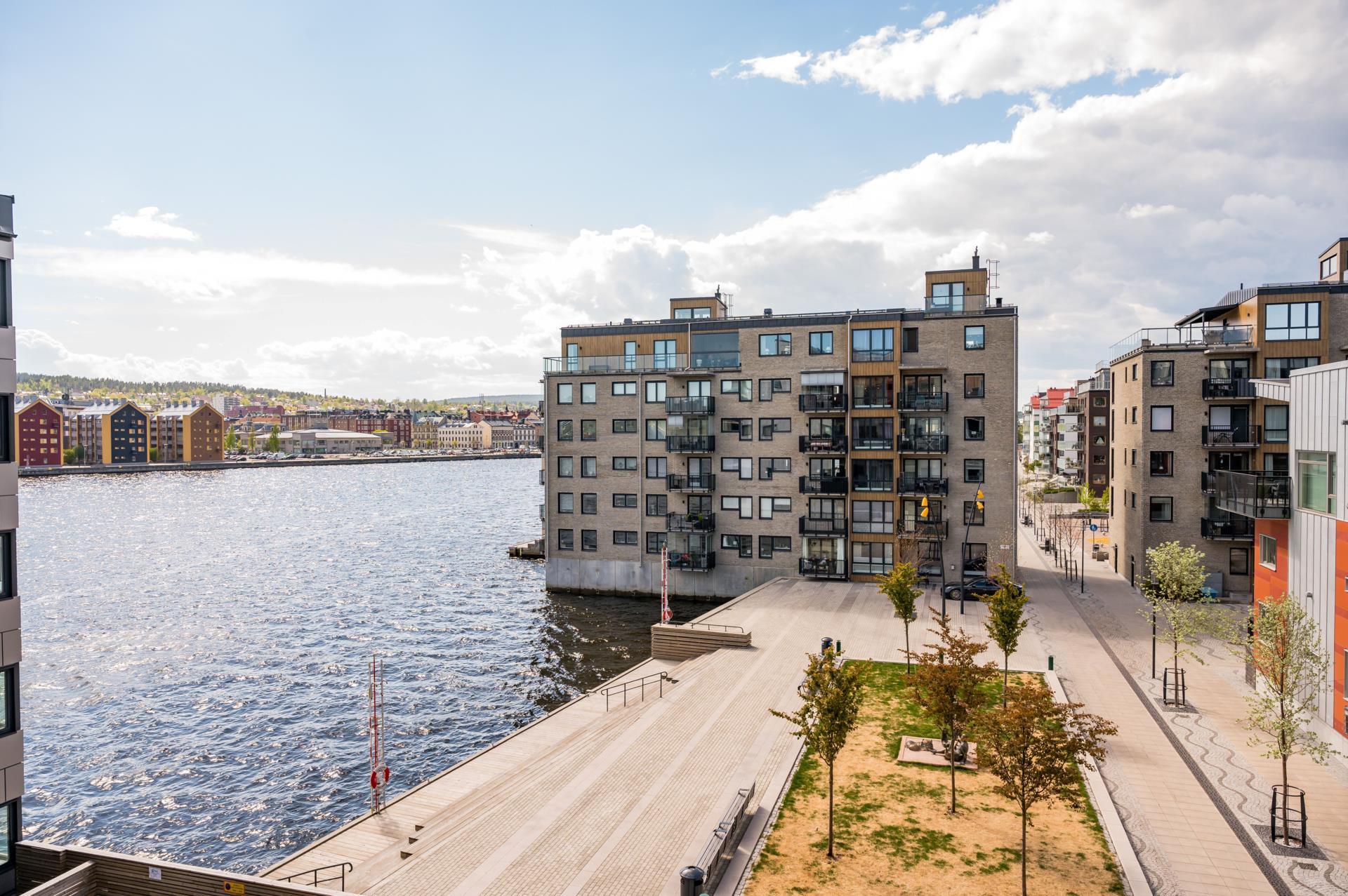 Inglasad balkong och havsutsikt