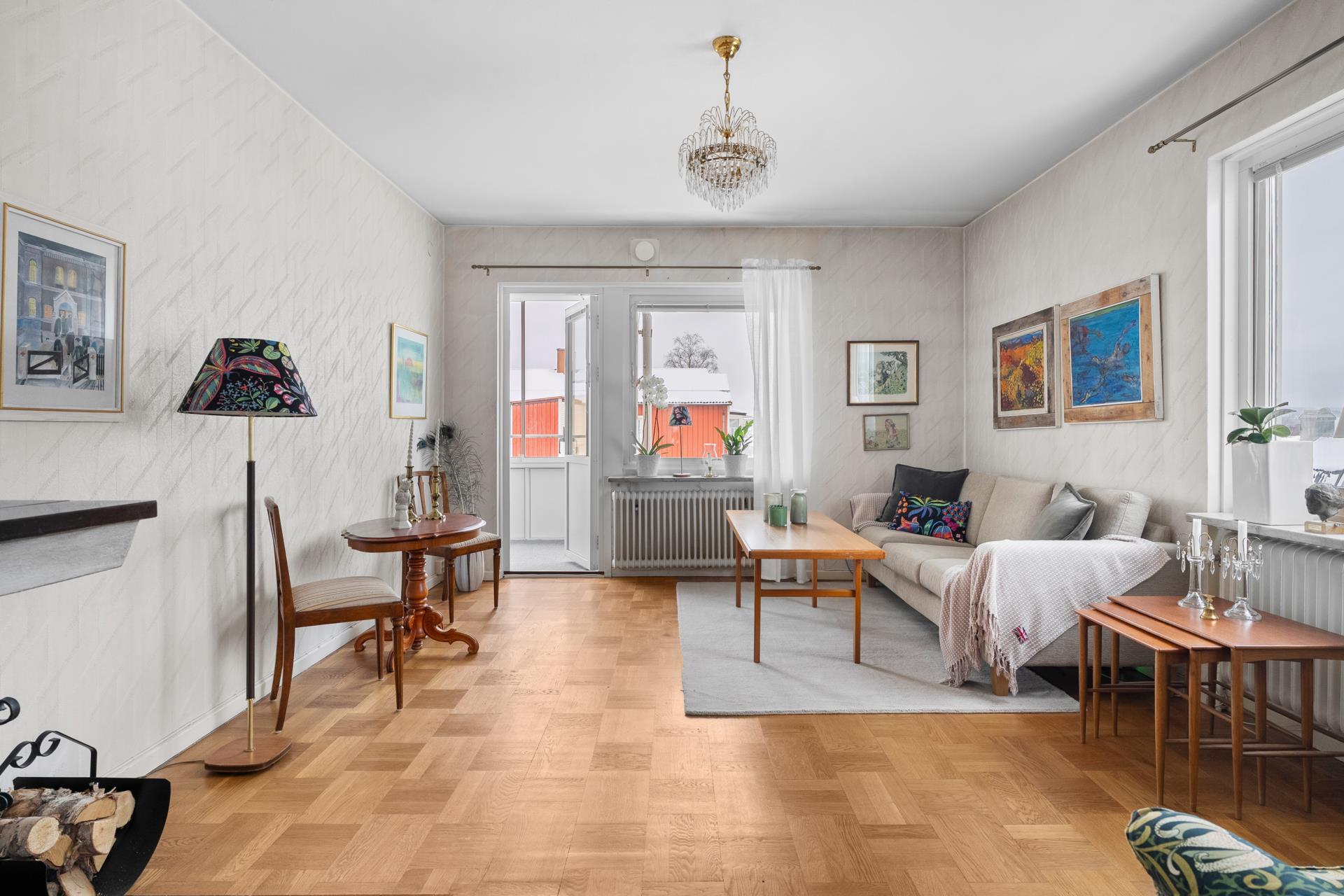 Gaveltrea med inglasad balkong och eldstad