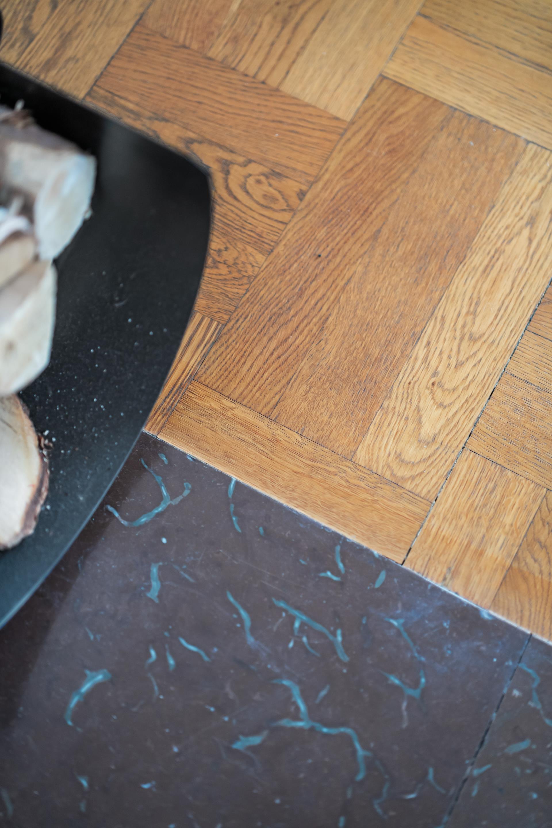 Gaveltrea med inglasad balkong och eldstad