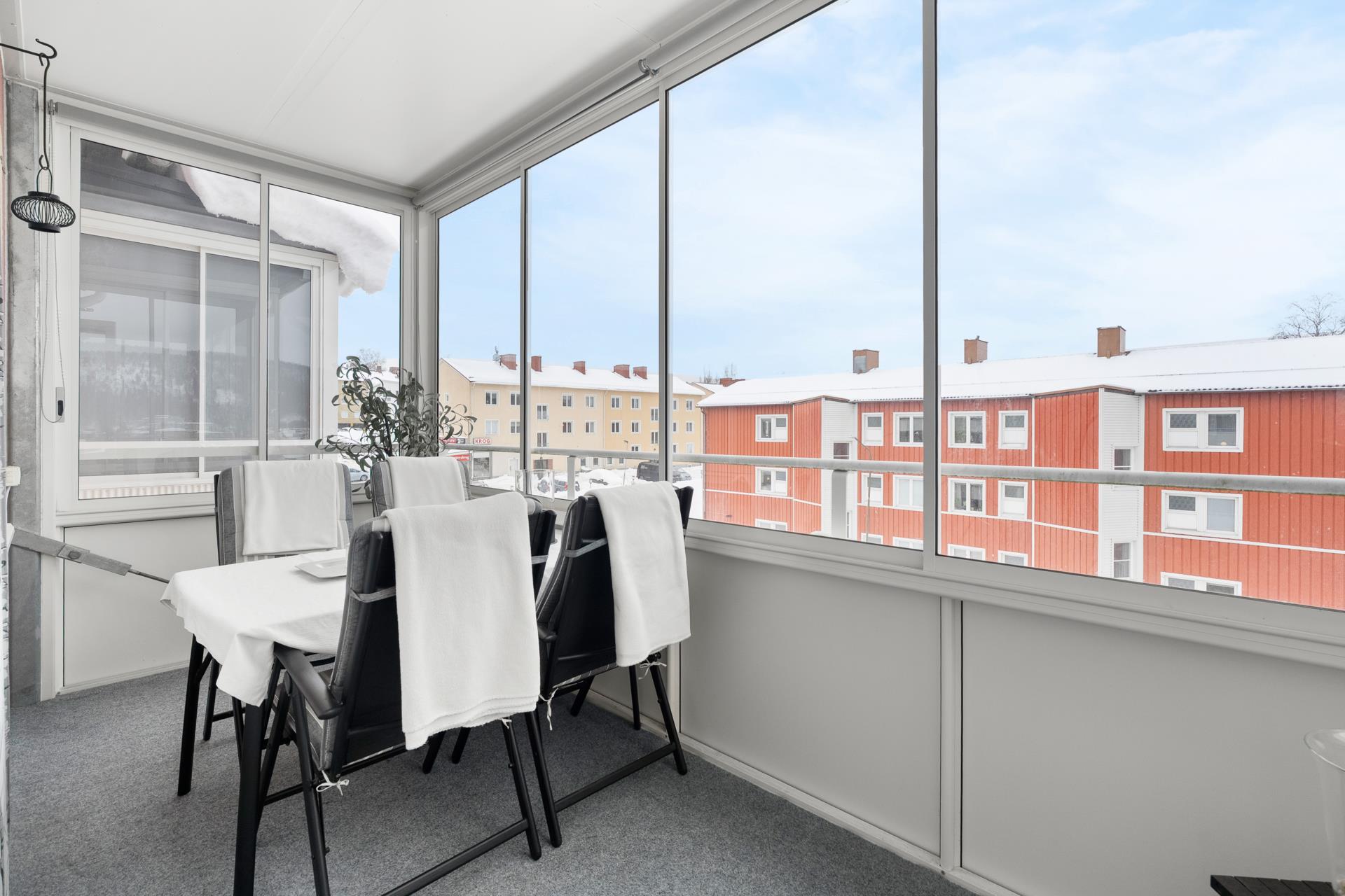 Gaveltrea med inglasad balkong och eldstad