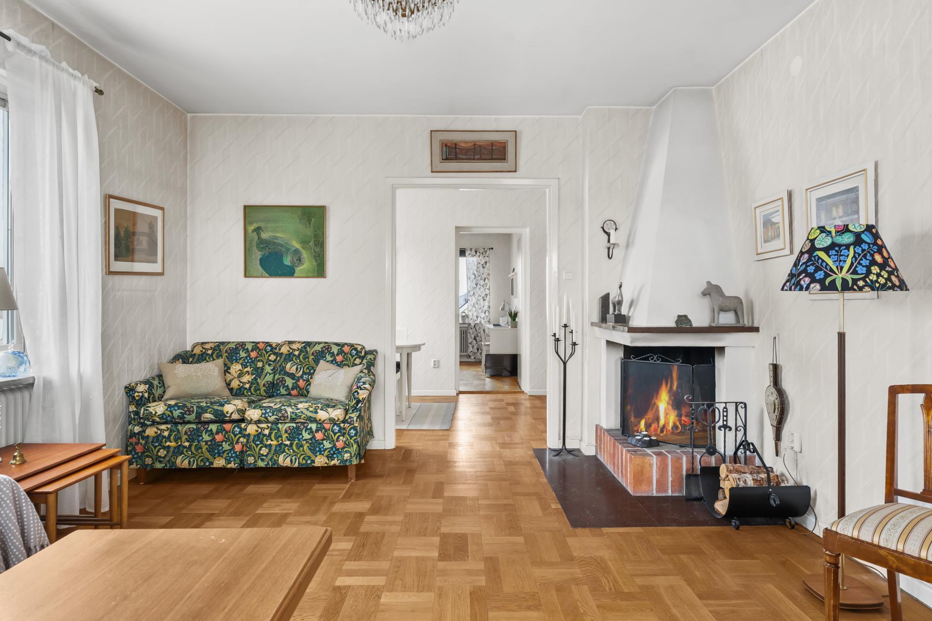 Gaveltrea med inglasad balkong och eldstad