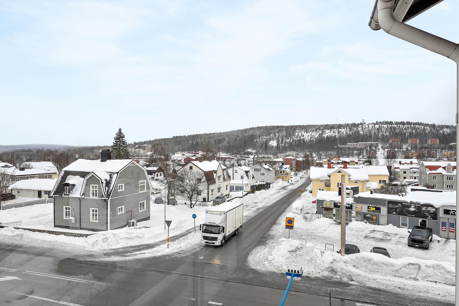 Gaveltrea med inglasad balkong och eldstad