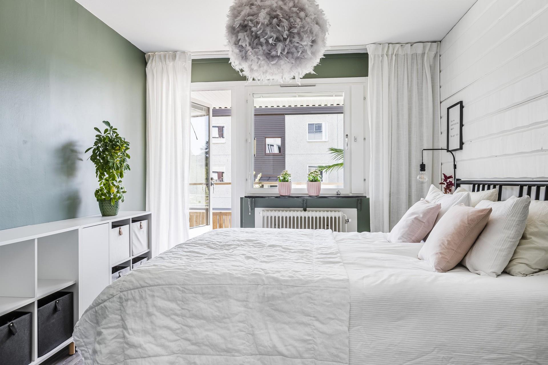 Rymlig och modern 2:a på entréplan med trädäckad uteplats