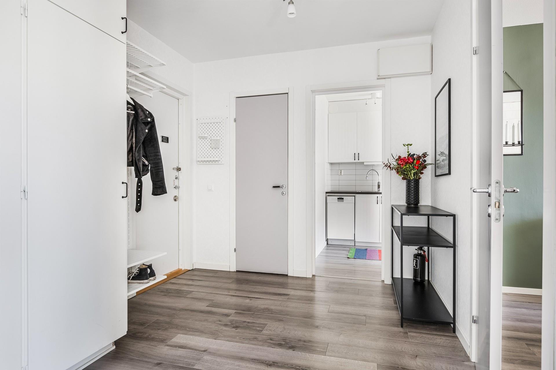 Rymlig och modern 2:a på entréplan med trädäckad uteplats