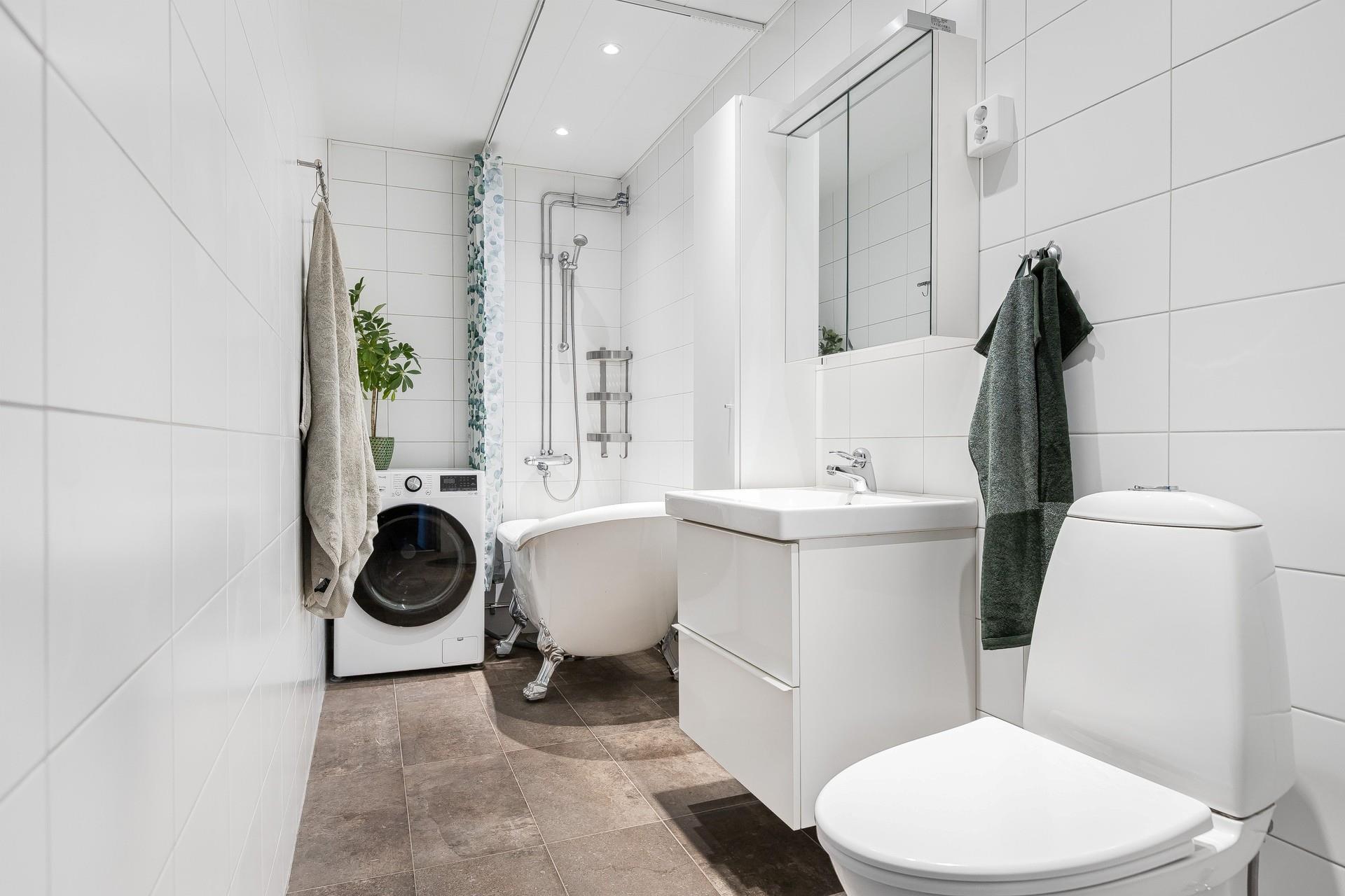 Rymlig och modern 2:a på entréplan med trädäckad uteplats