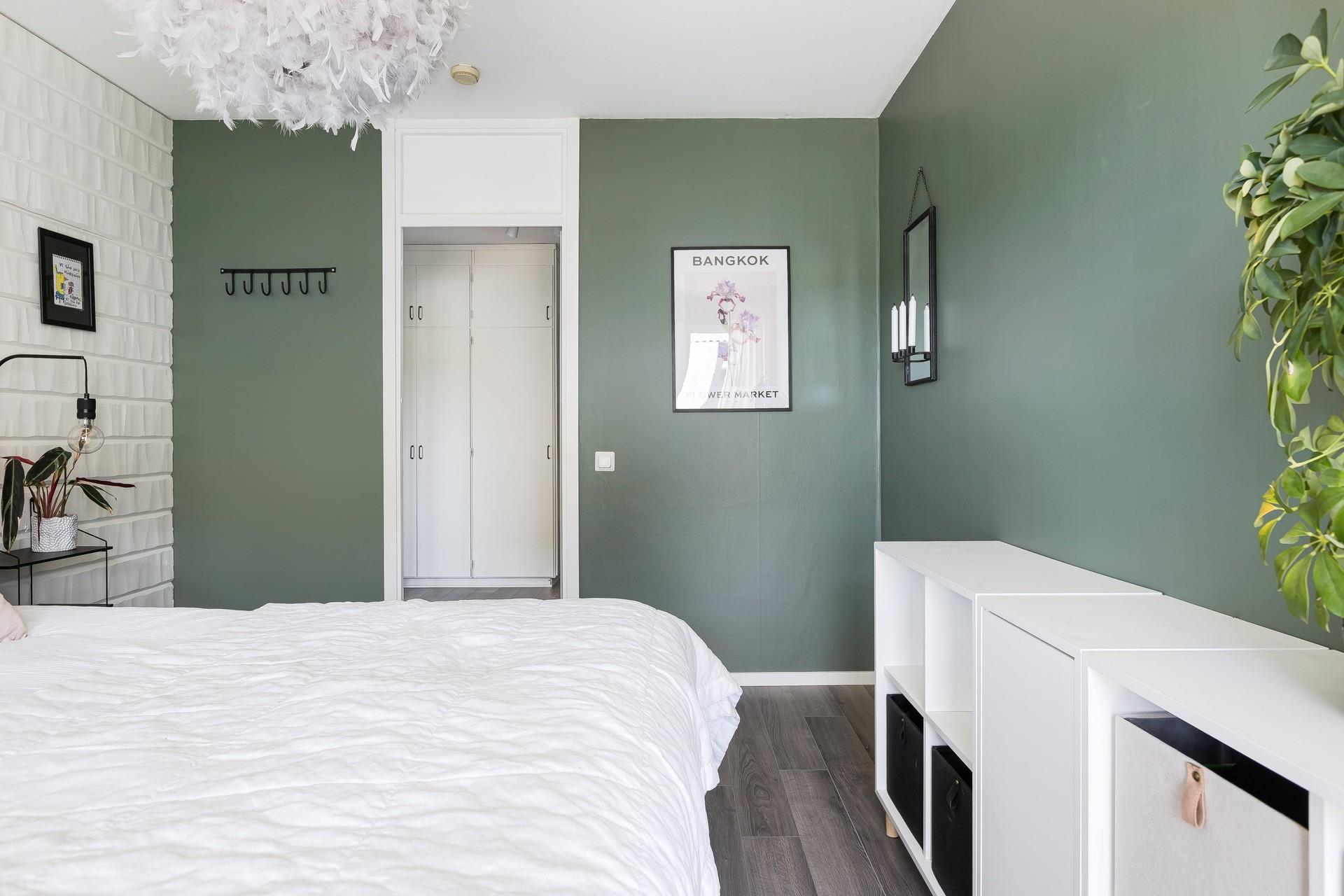 Rymlig och modern 2:a på entréplan med trädäckad uteplats