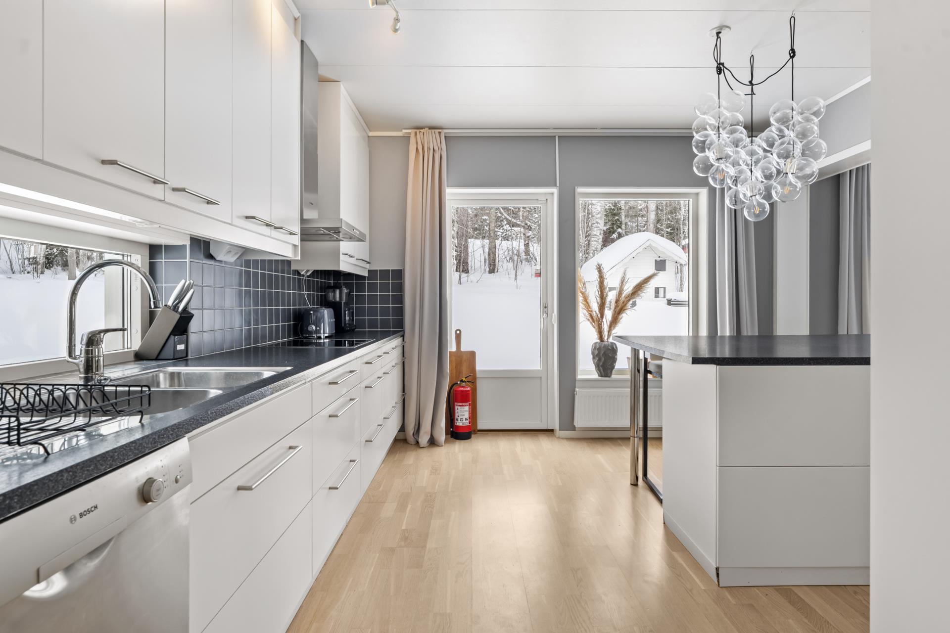 Generös familjevilla med garage och carport i populära Sidsjön