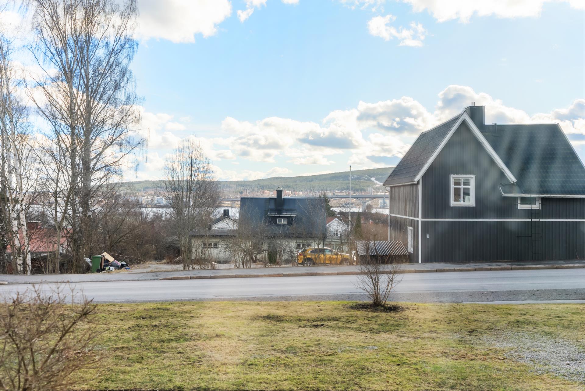 Stor och välplanerad etta med inglasad balkong