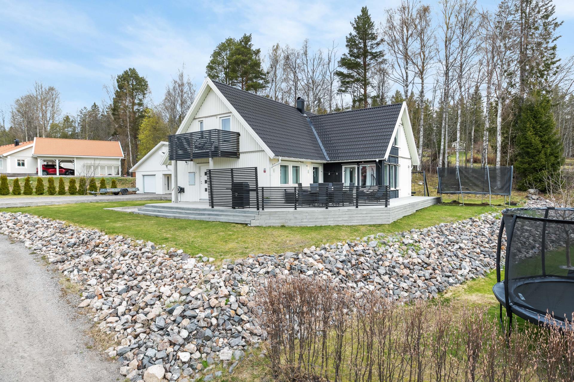 Generös familjevilla med garage och carport i populära Sidsjön