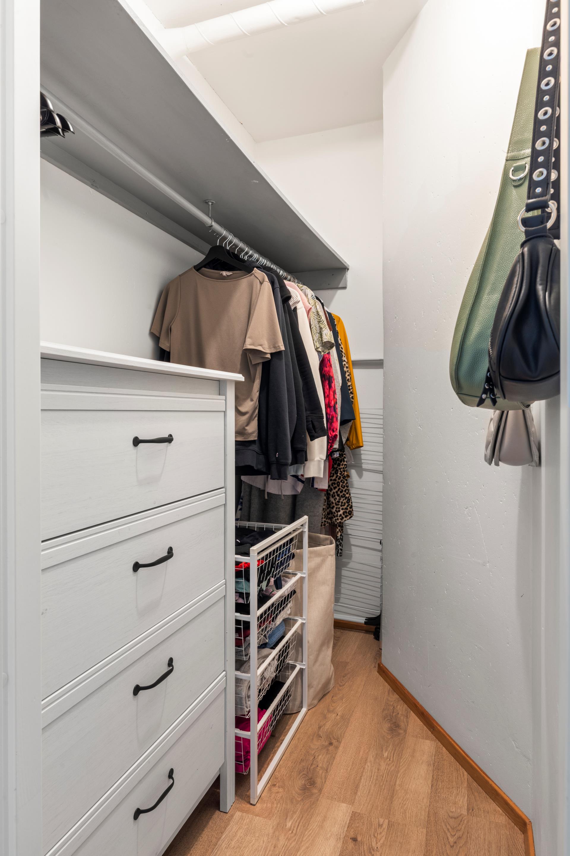 Stilren 1,5:a med en stor inglasad balkong och uteplats med trädäck!