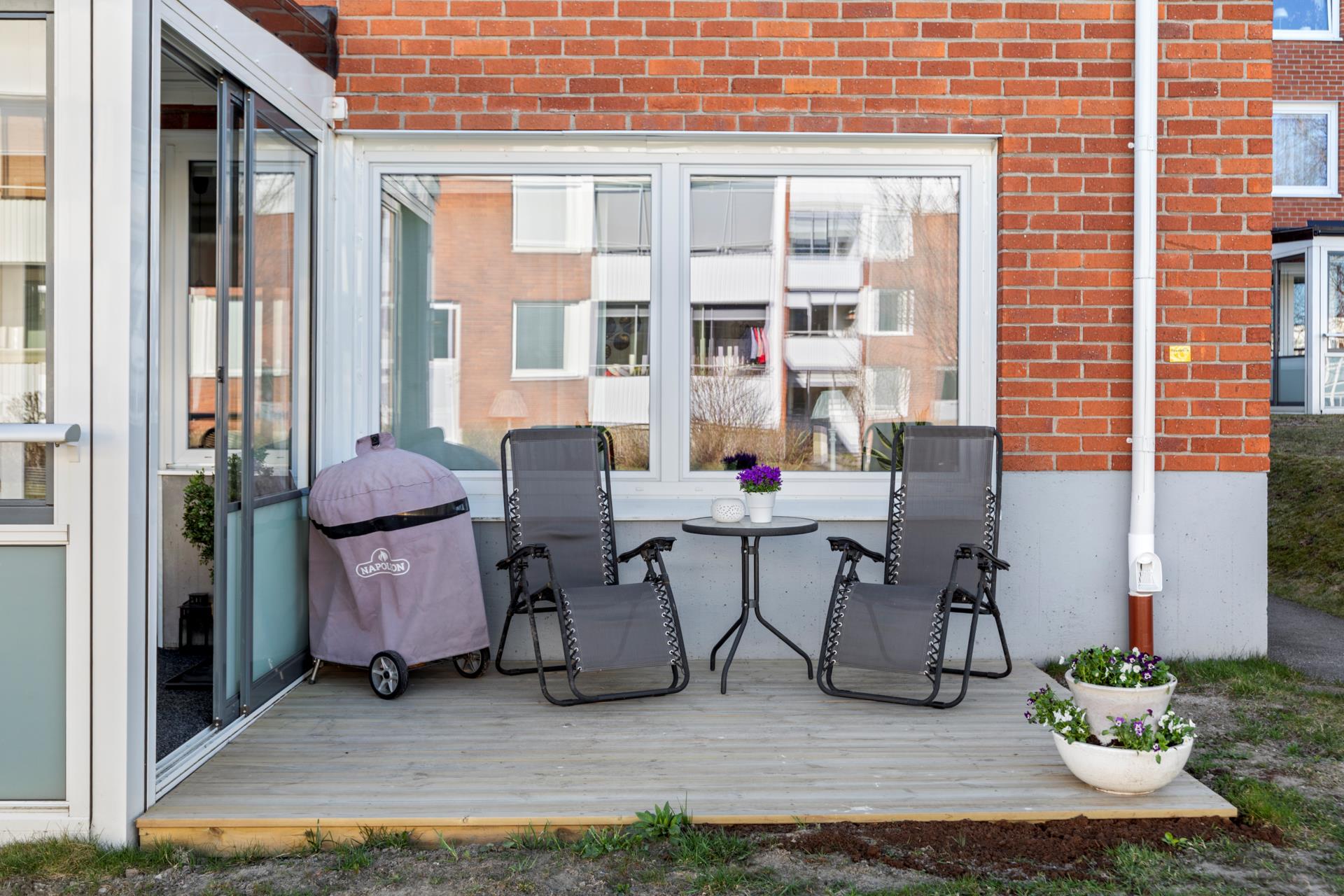 Stilren 1,5:a med en stor inglasad balkong och uteplats med trädäck!
