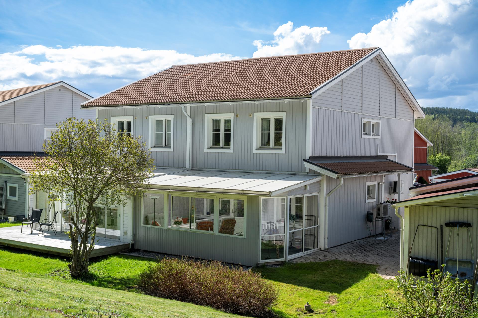 Välkommen till ett mycket fint renoverat bostadsrättsradhus!