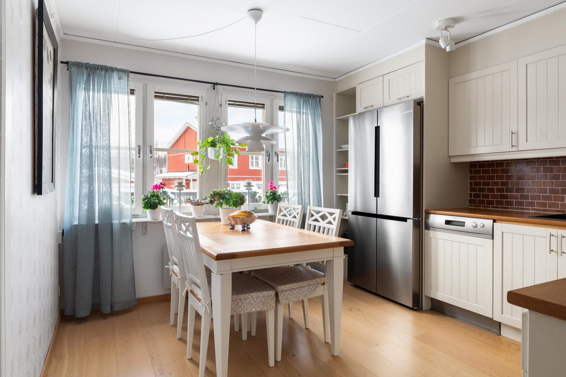 Välkommen till ett mycket fint renoverat bostadsrättsradhus!