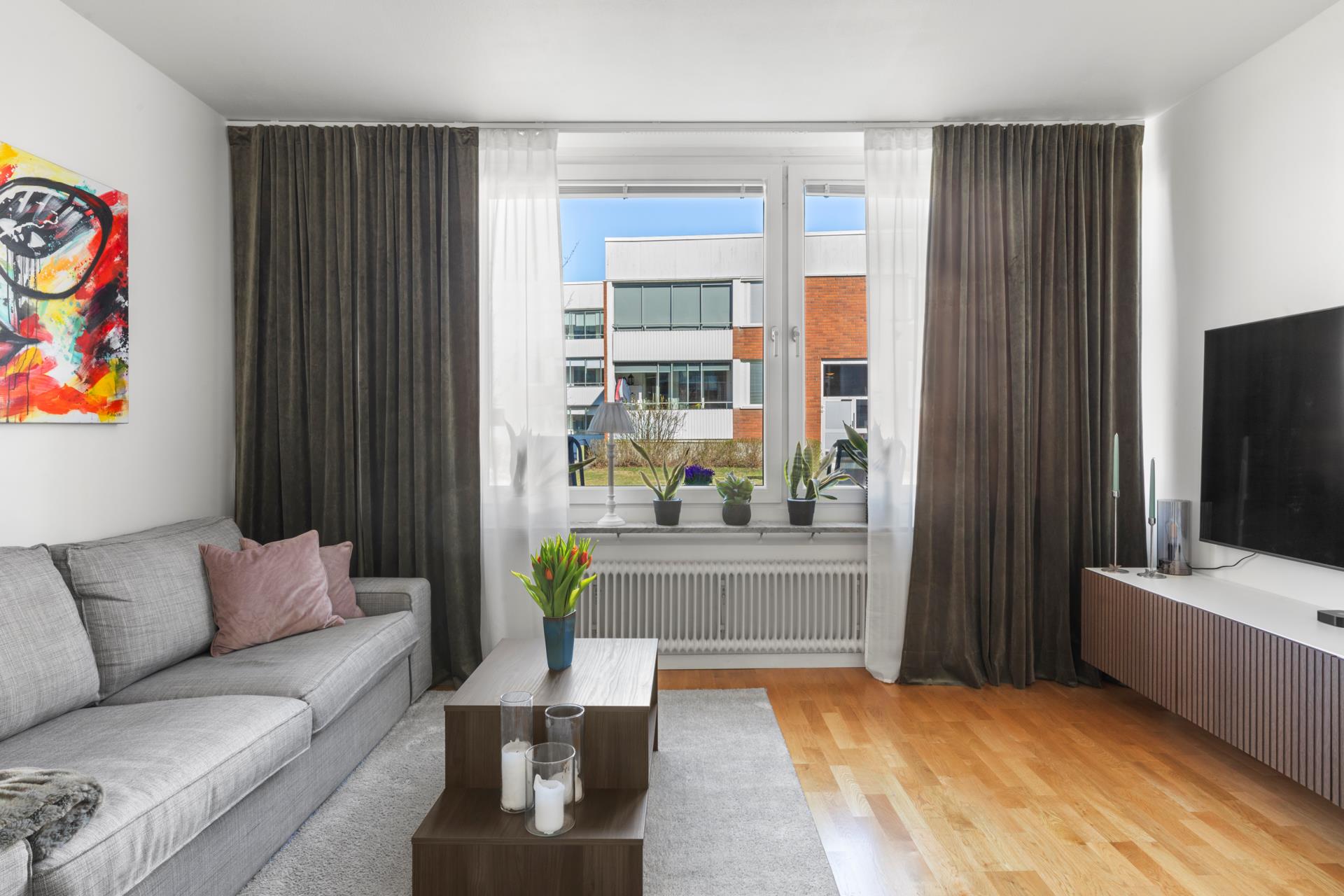 Stilren 1,5:a med en stor inglasad balkong och uteplats med trädäck!