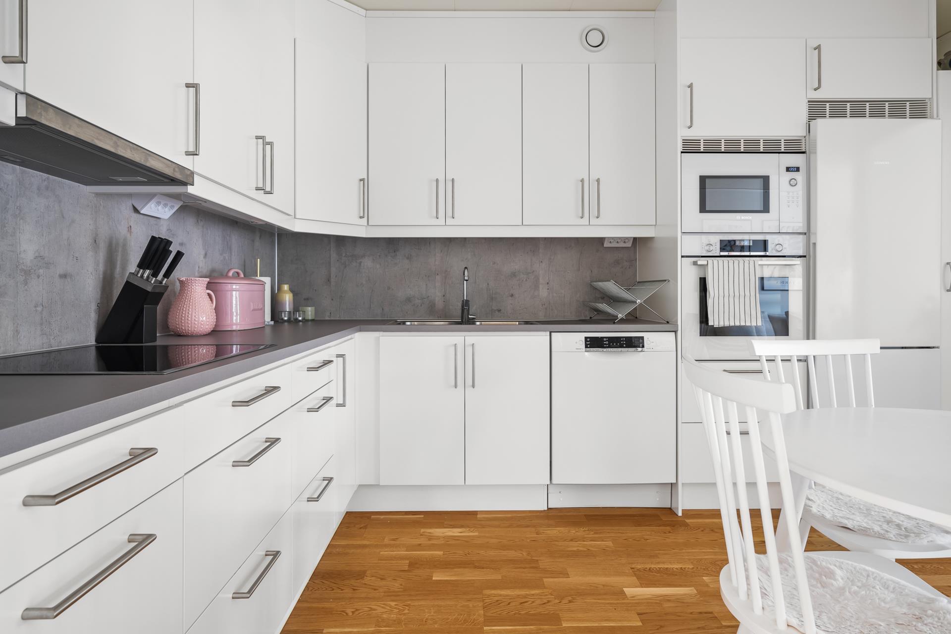Stilrent boende från 2019 med bästa läget i Skönsmon!