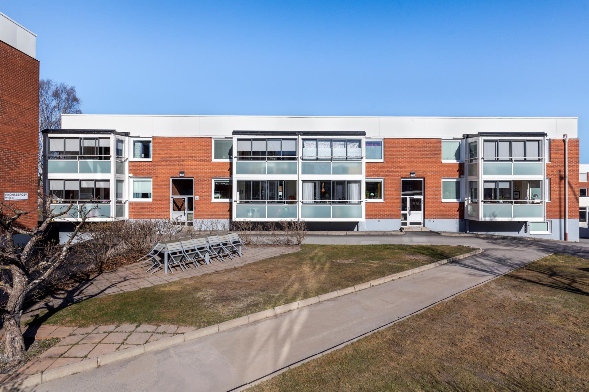 Stilren 1,5:a med en stor inglasad balkong och uteplats med trädäck!