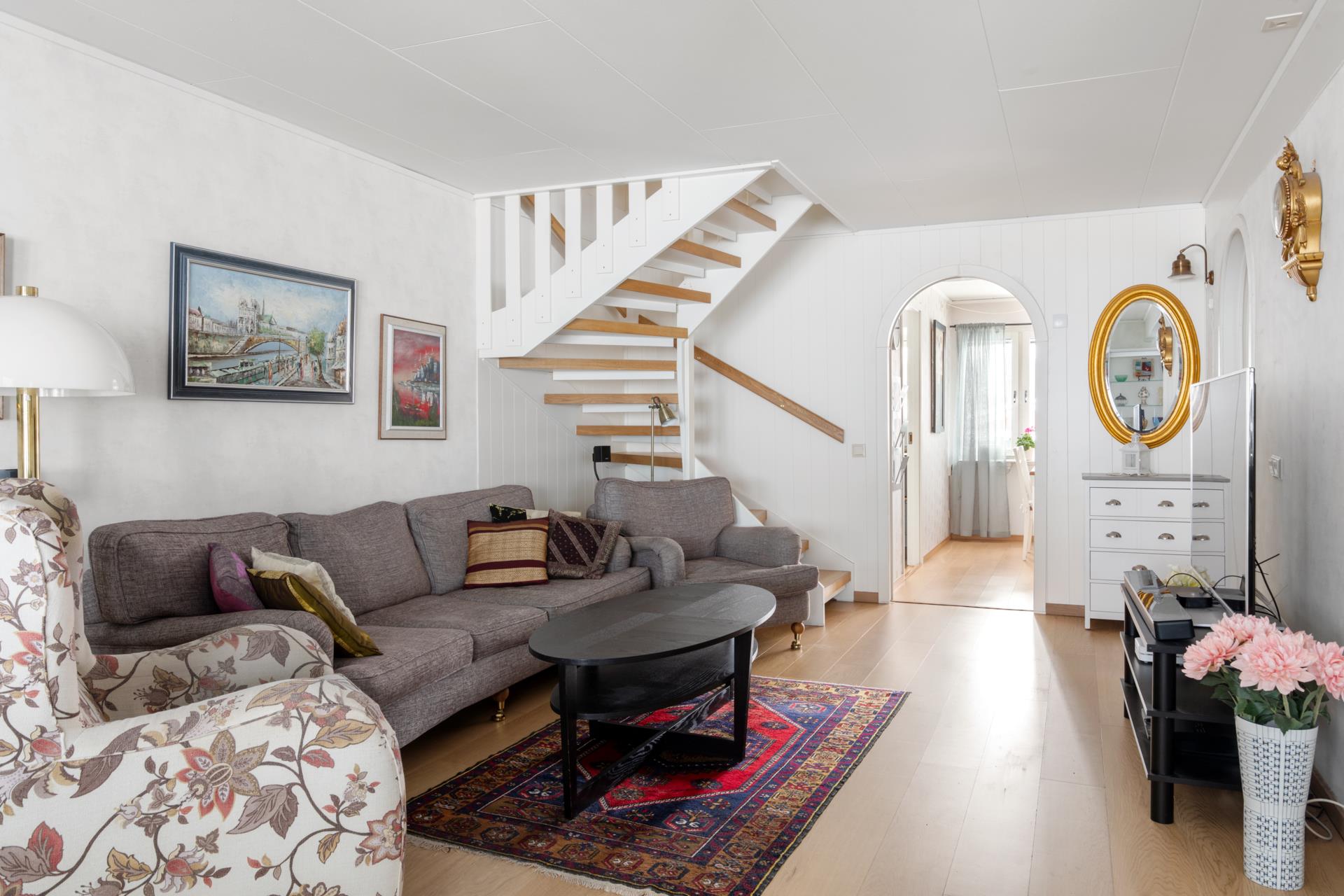 Välkommen till ett mycket fint renoverat bostadsrättsradhus!