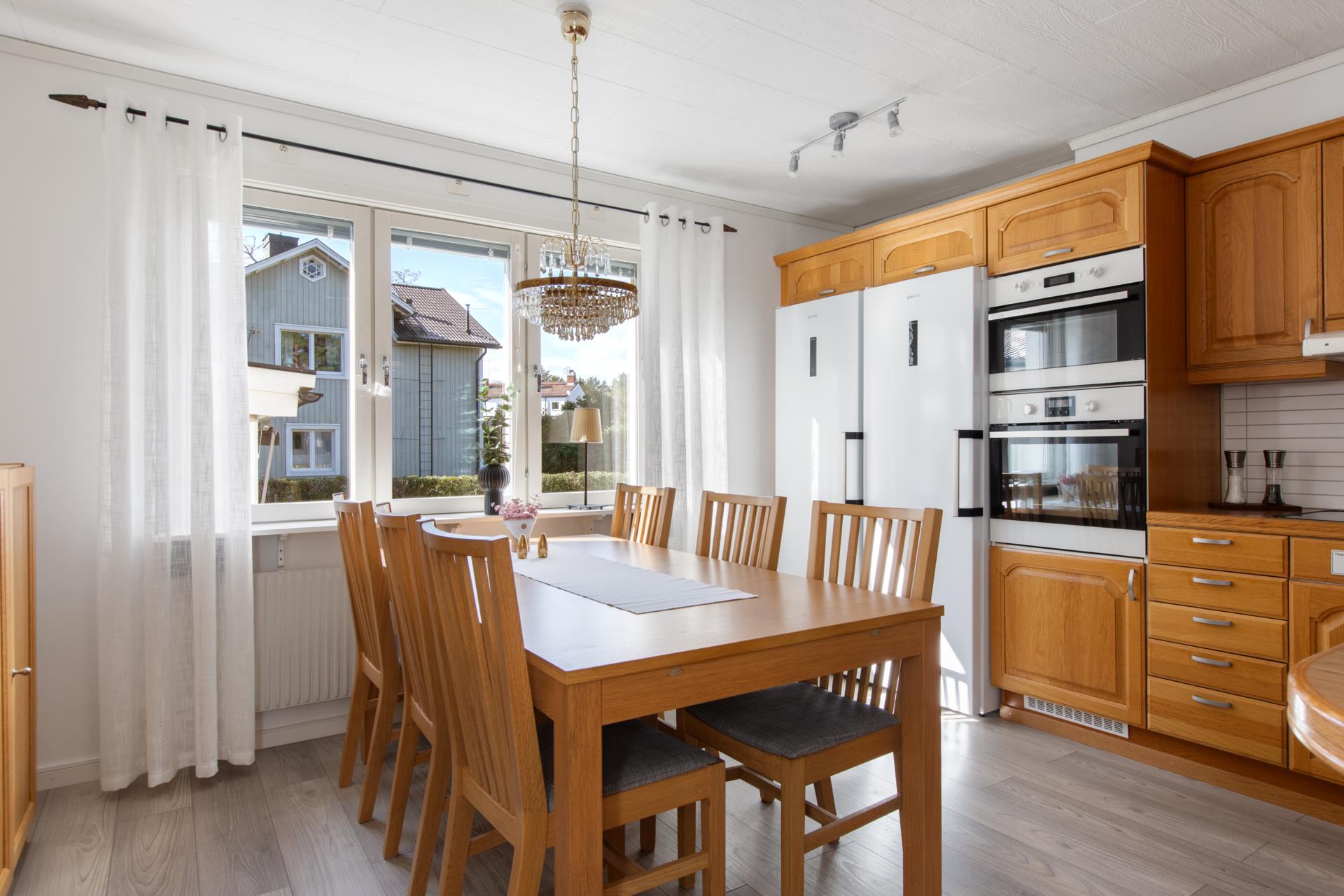 Välkommen till ett unikt och välskött hem i hjärtat av Njurundabommen