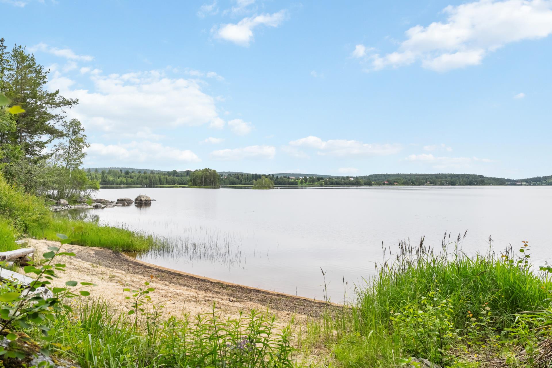 Charmigt fritidshus med närhet till strand och badplats!