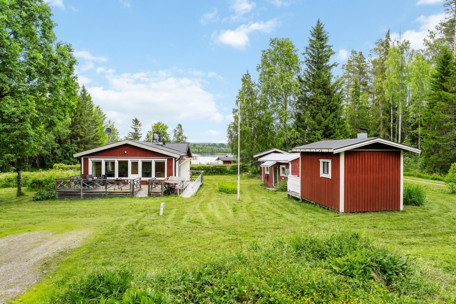 Charmigt fritidshus med närhet till strand och badplats!