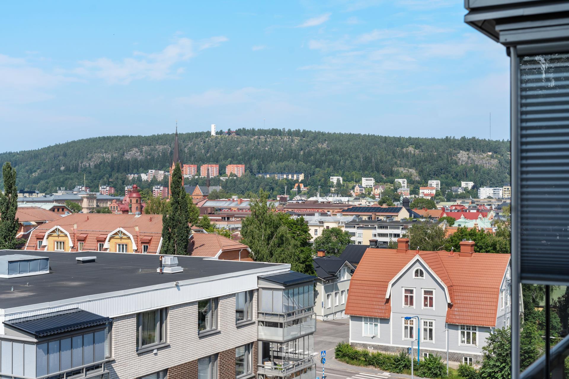 Trivsam tvåa med hiss och inglasad balkong