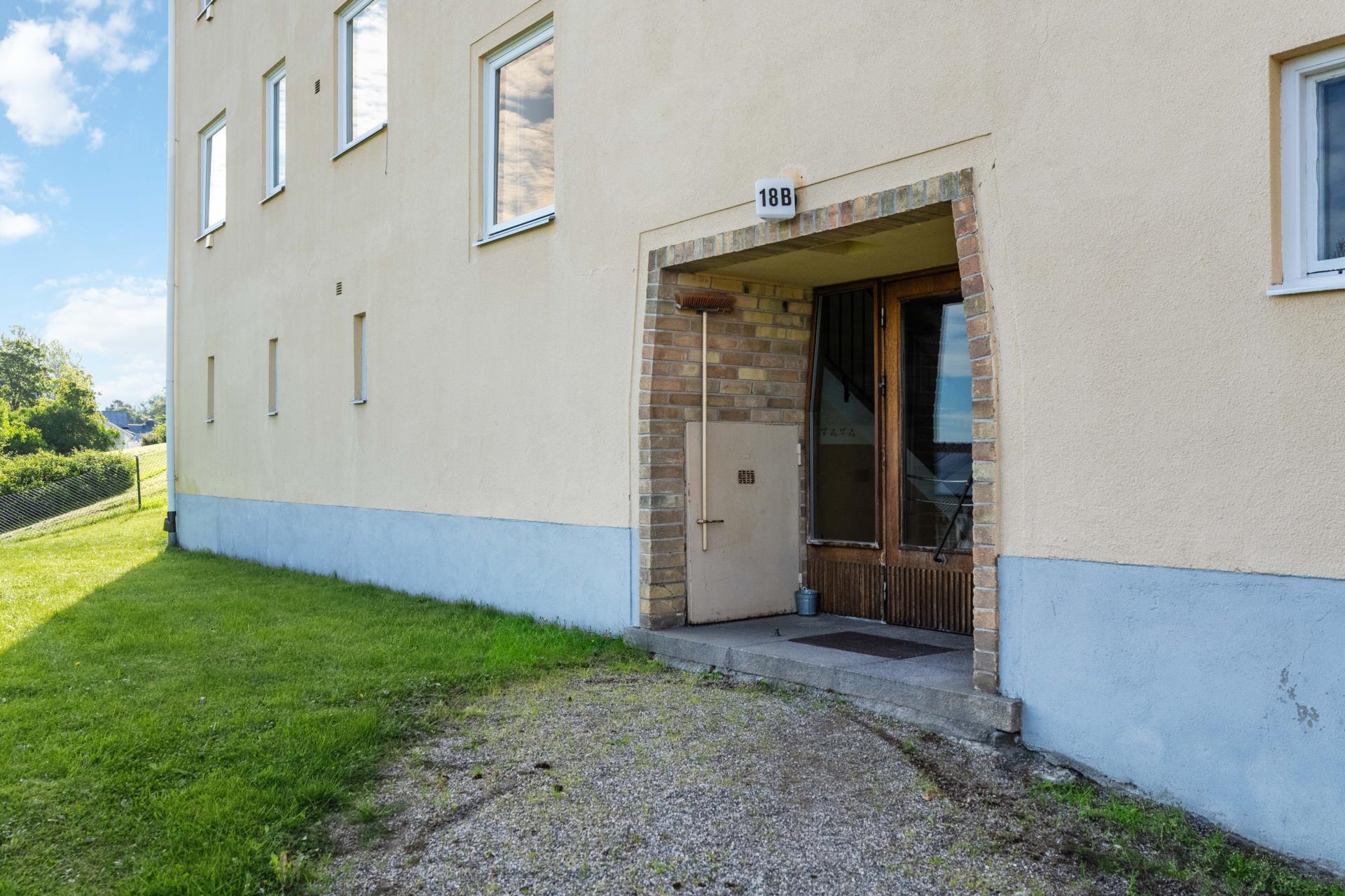 Trivsam etta med generös takhöjd!