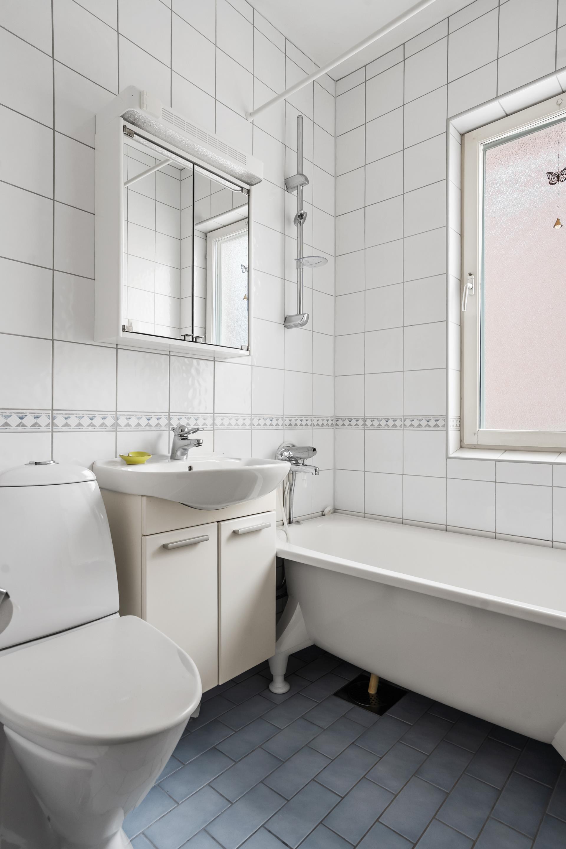 Ljus och välplanerad gaveltvåa – endast en halv trappa upp!