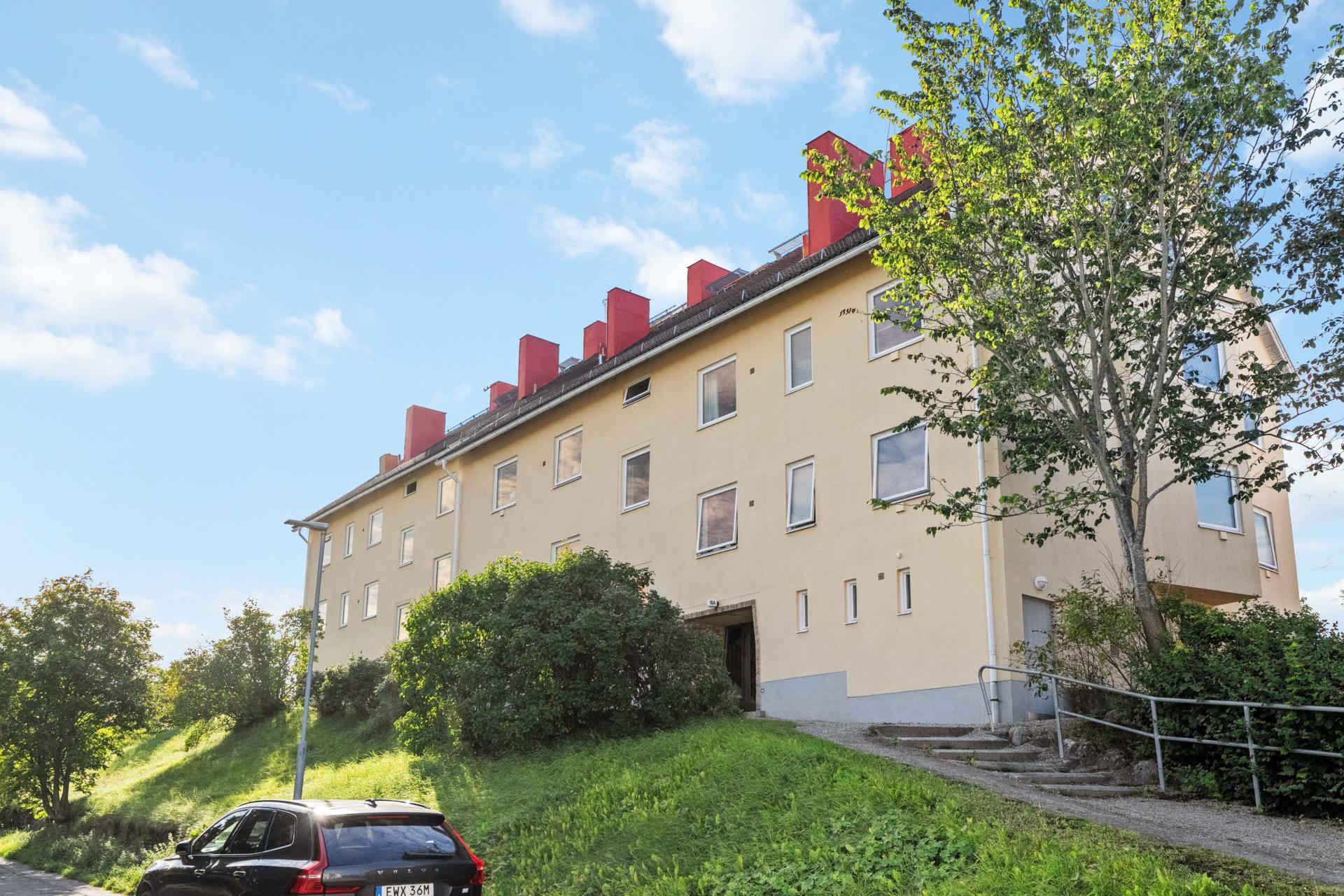 Trivsam etta med generös takhöjd!