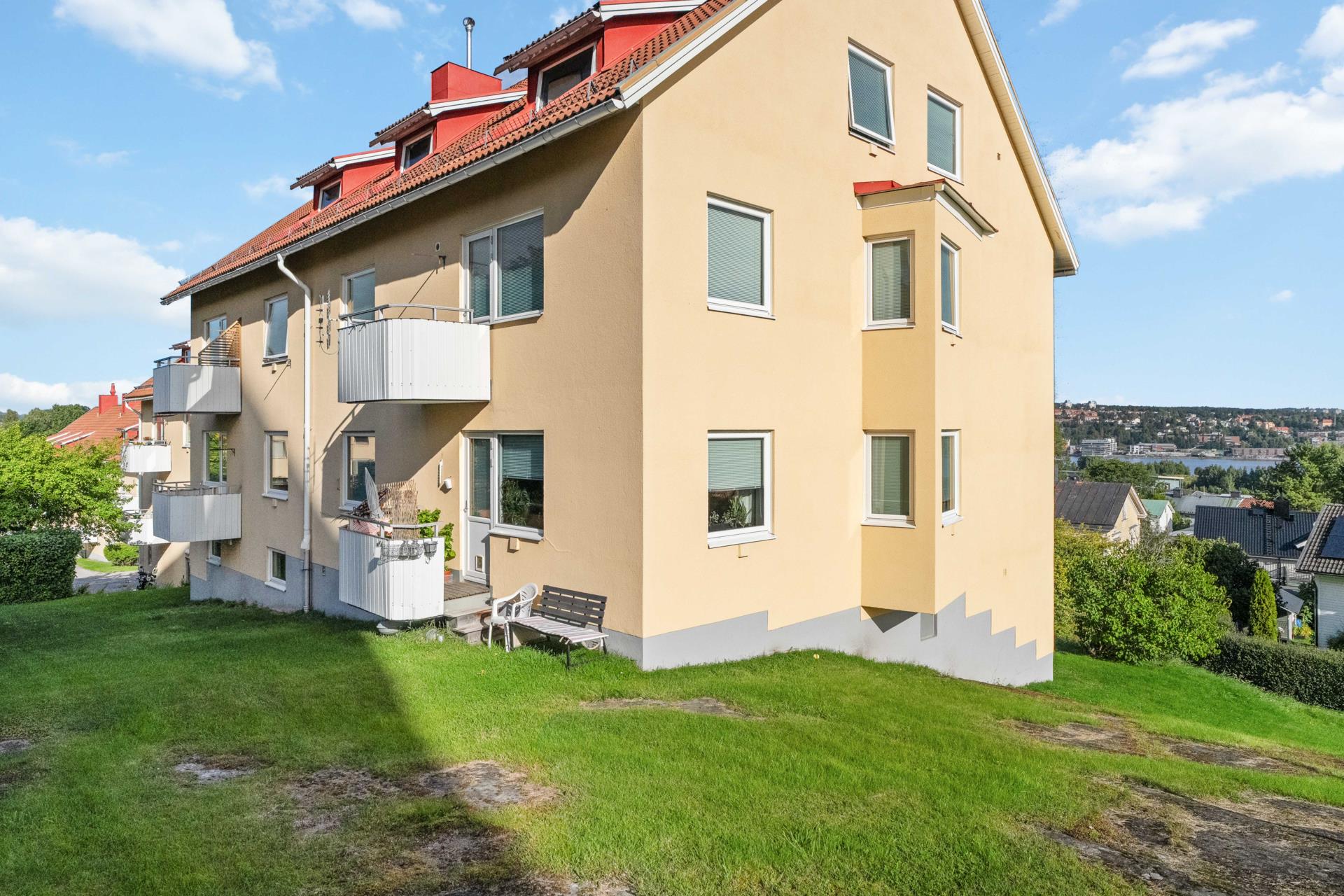 Trivsam etta med generös takhöjd!