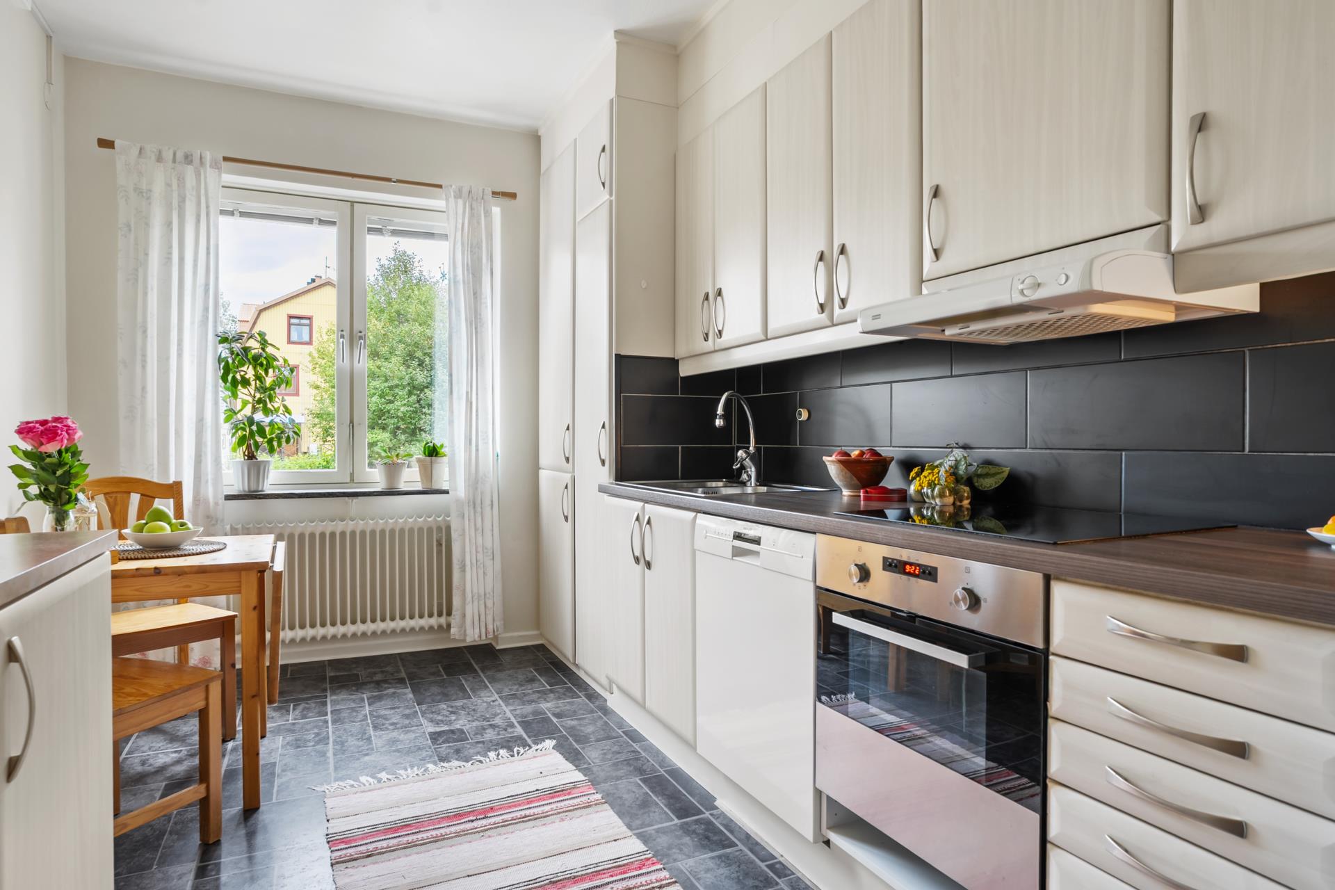 Ljus och välplanerad gaveltvåa – endast en halv trappa upp!
