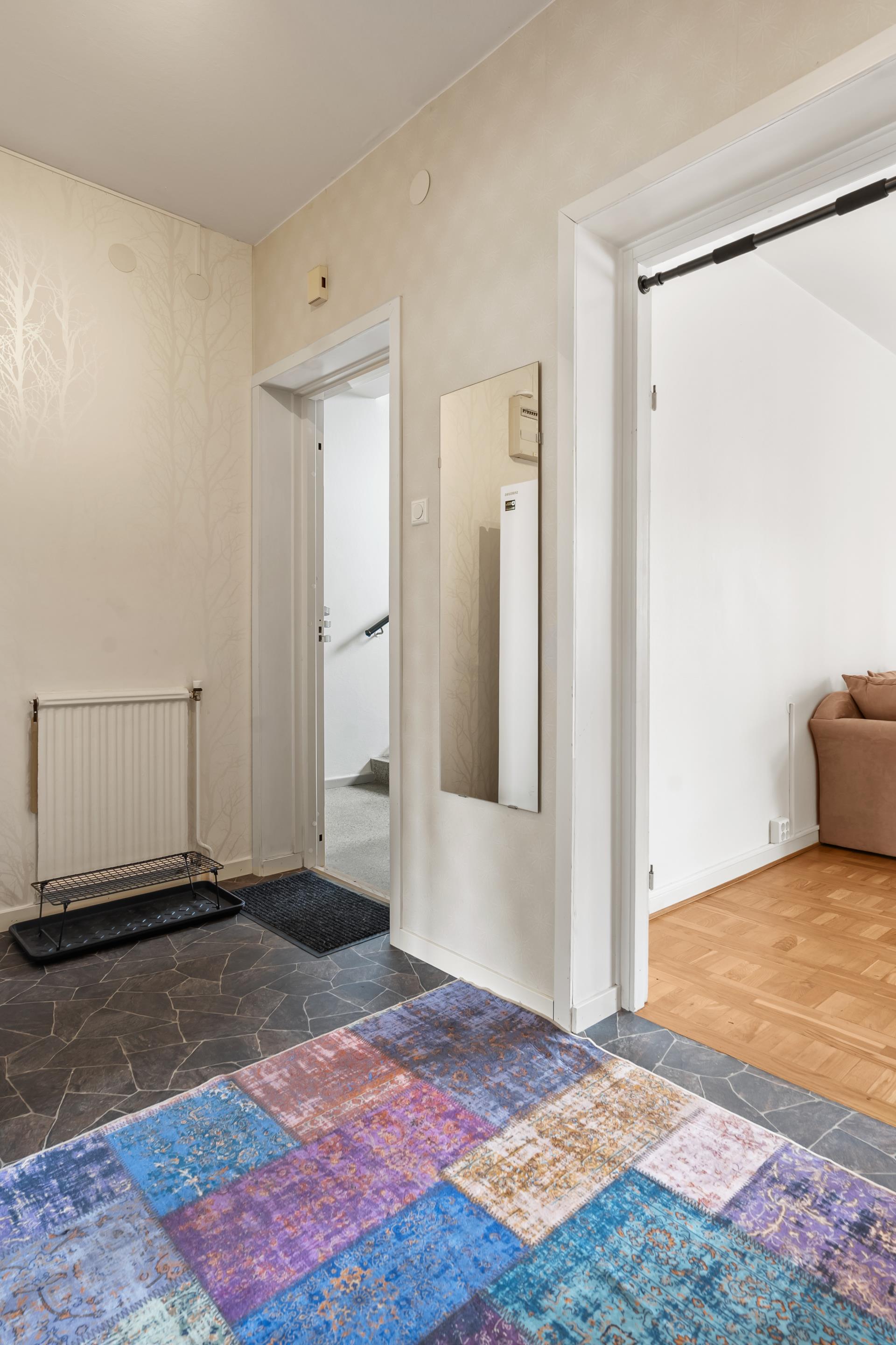 Ljus och välplanerad gaveltvåa – endast en halv trappa upp!