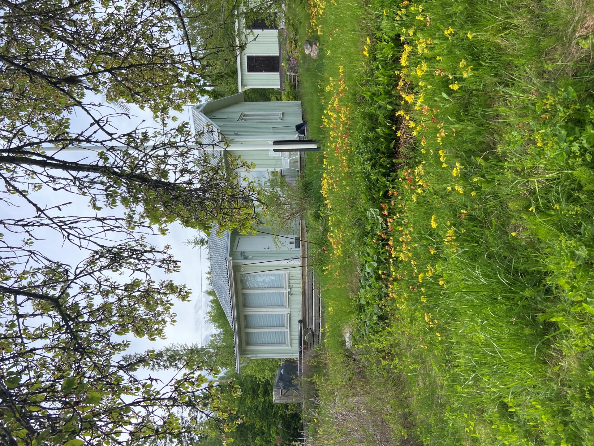 Charmigt fritidshus med lummig omgivning och närhet till sjö!