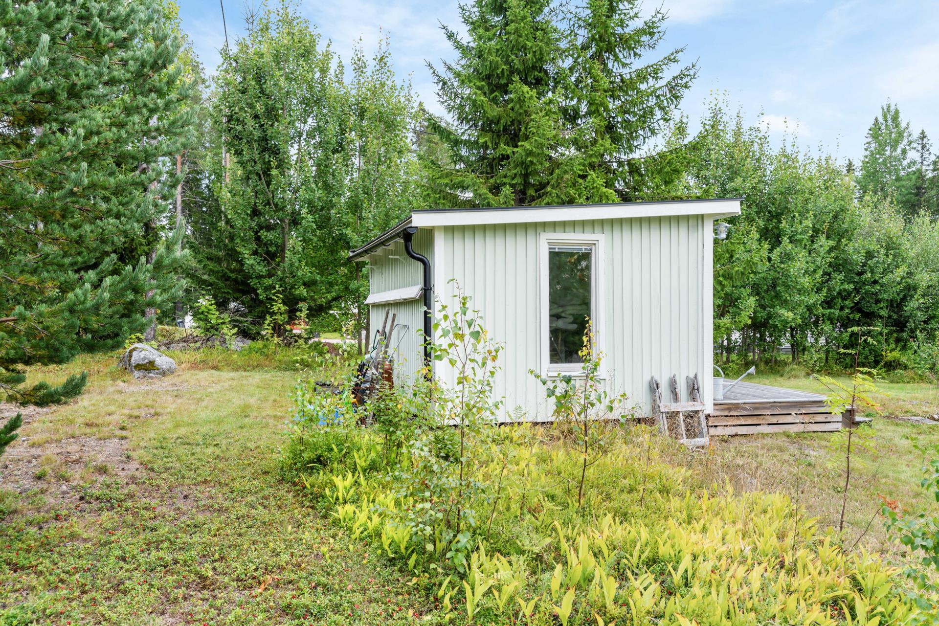 Charmigt fritidshus med lummig omgivning och närhet till sjö!