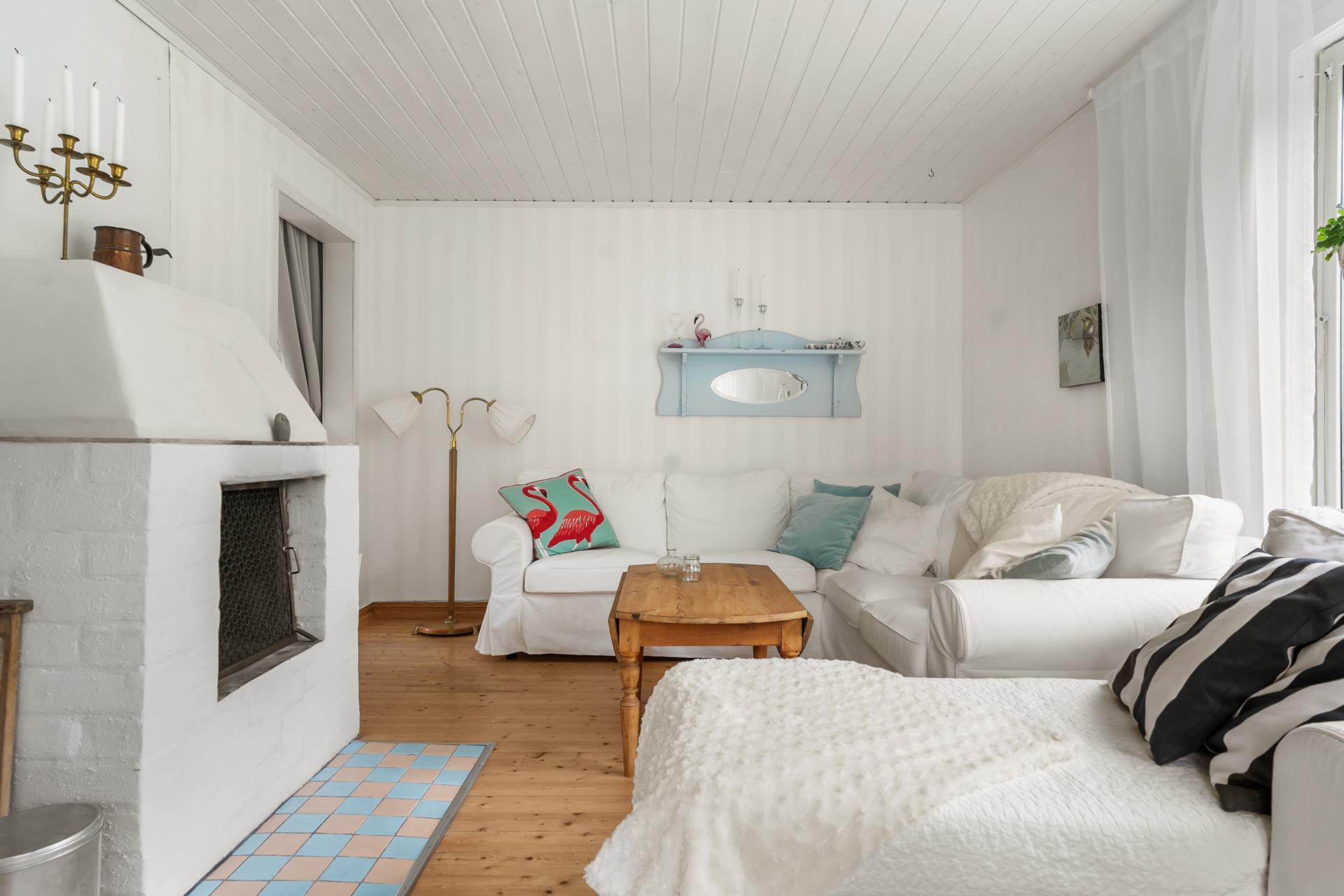 Charmigt fritidshus med lummig omgivning och närhet till sjö!